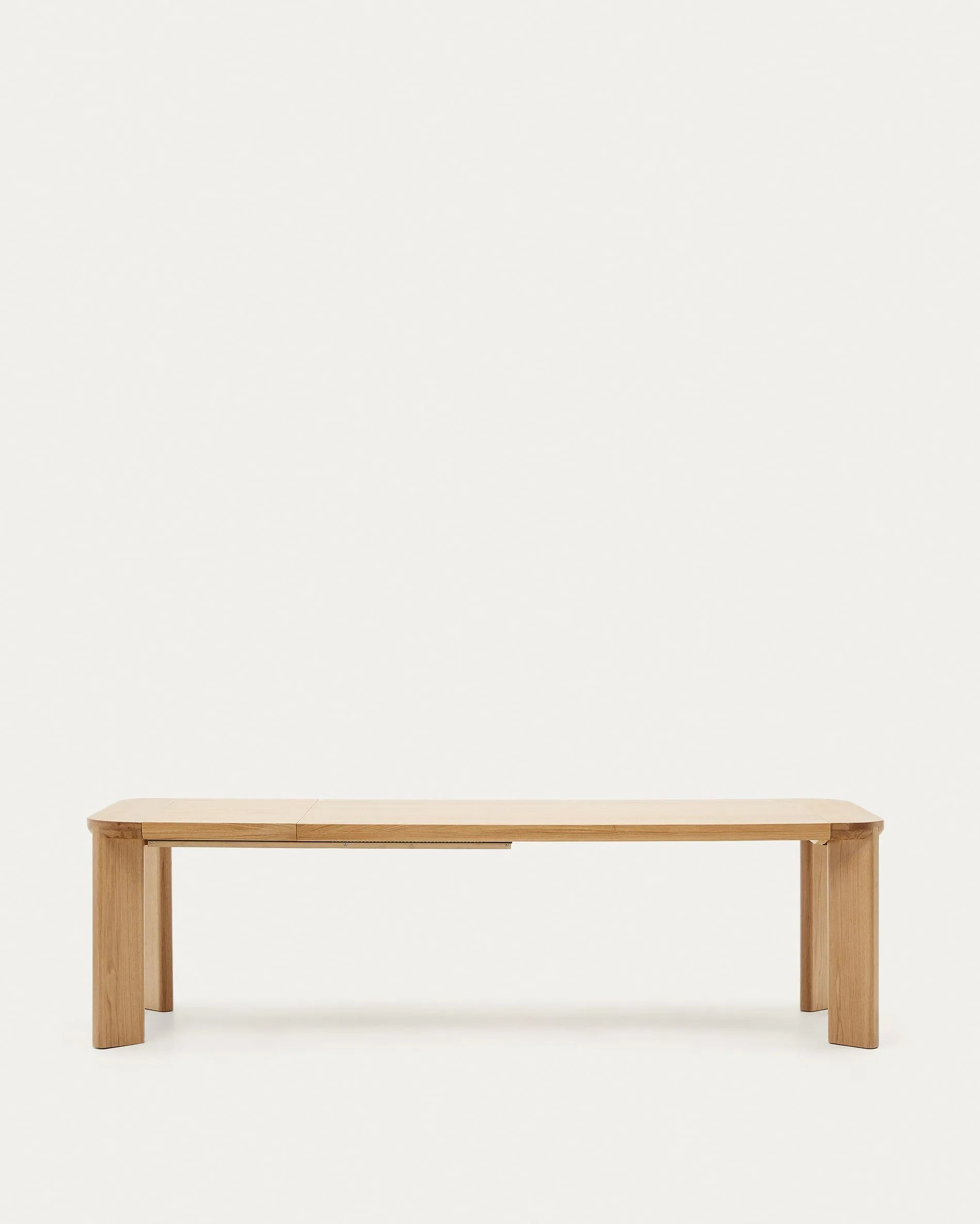 Eleganter Ausziehtisch aus FSC-zertifiziertem Holz, erweiterbar von 200 auf 280 cm, ideal für stilvolle Anlässe.