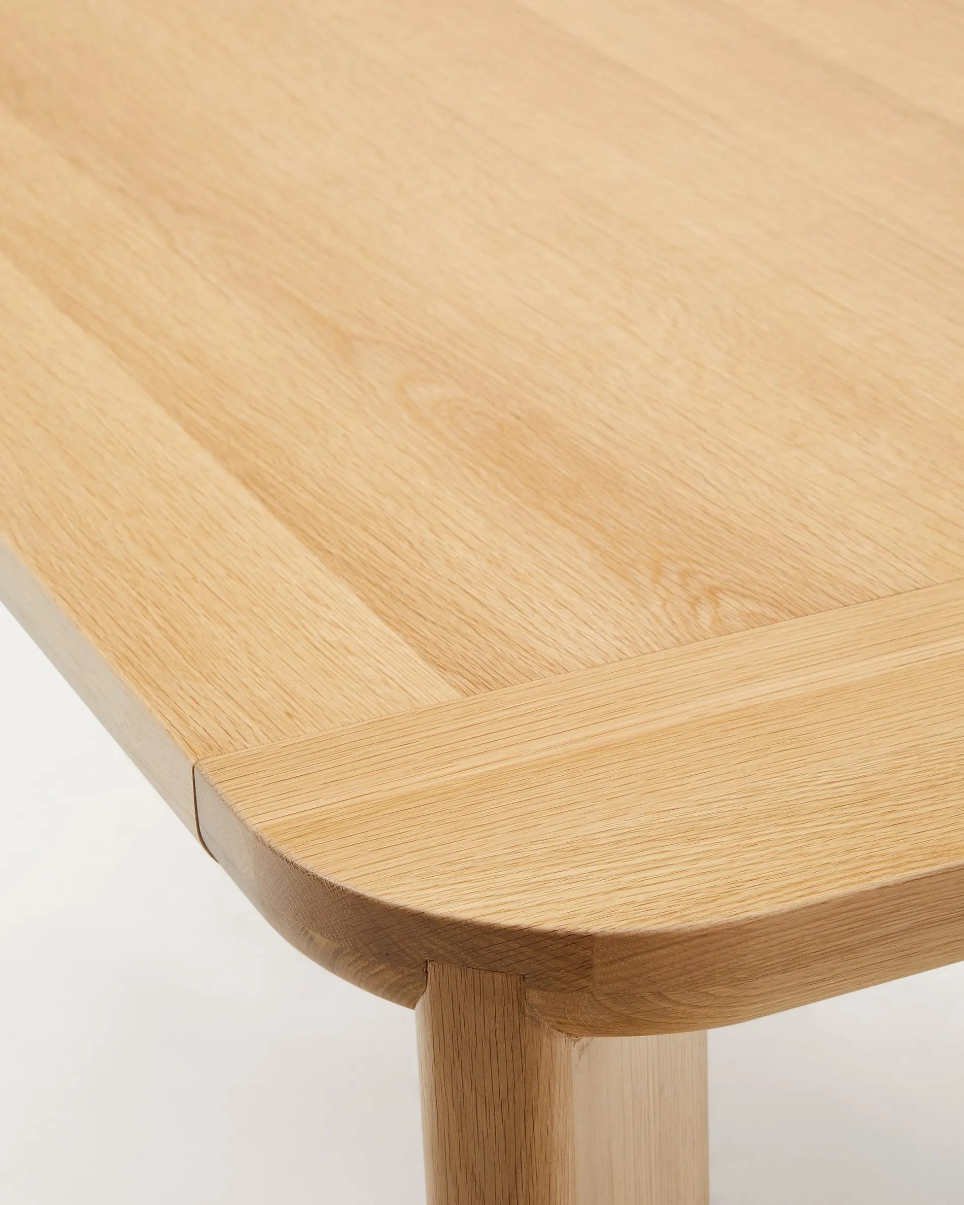 Eleganter Ausziehtisch aus FSC-zertifiziertem Holz, erweiterbar von 200 auf 280 cm, ideal für stilvolle Anlässe.