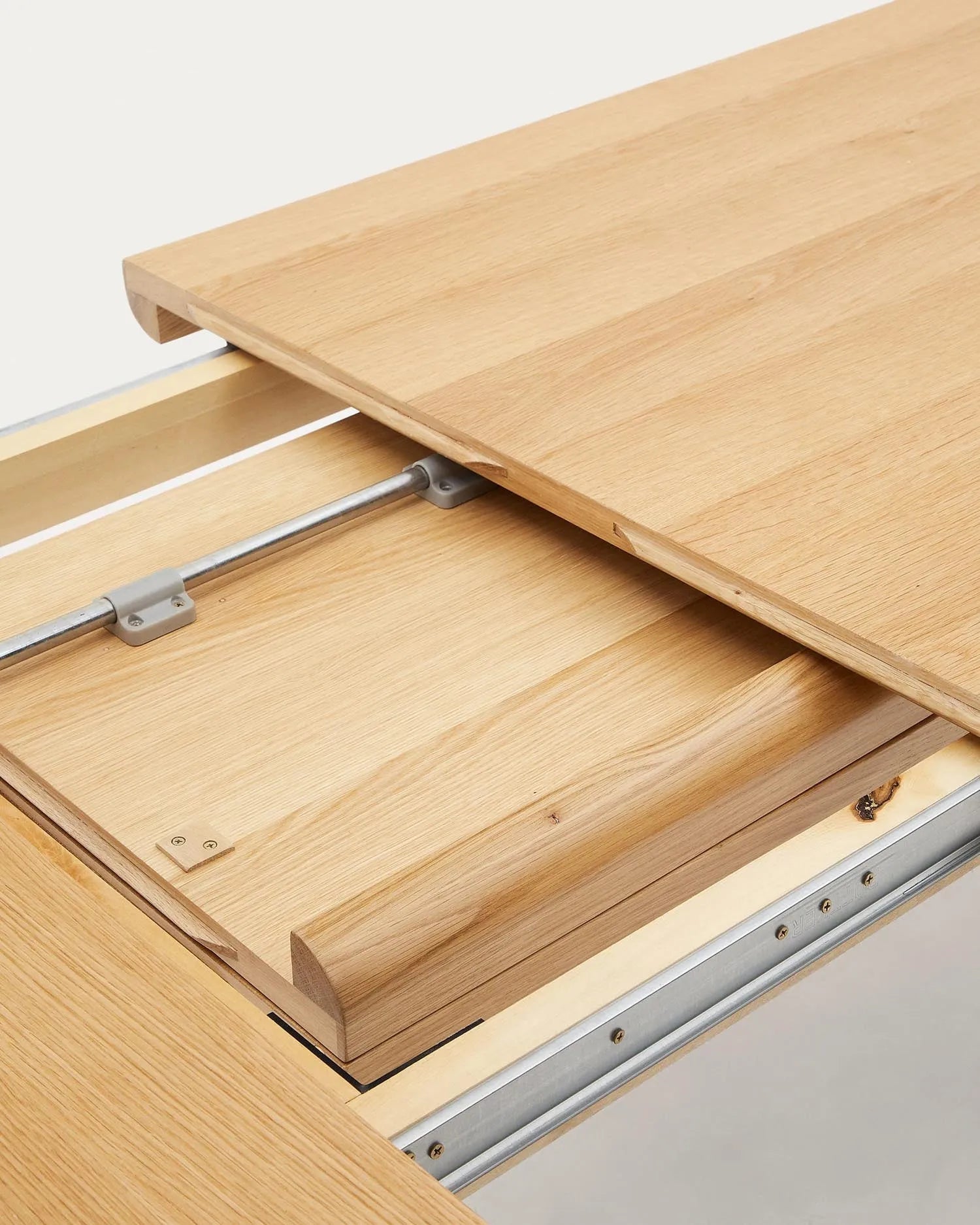 Eleganter Ausziehtisch aus FSC-zertifiziertem Holz, erweiterbar von 200 auf 280 cm, ideal für stilvolle Anlässe.