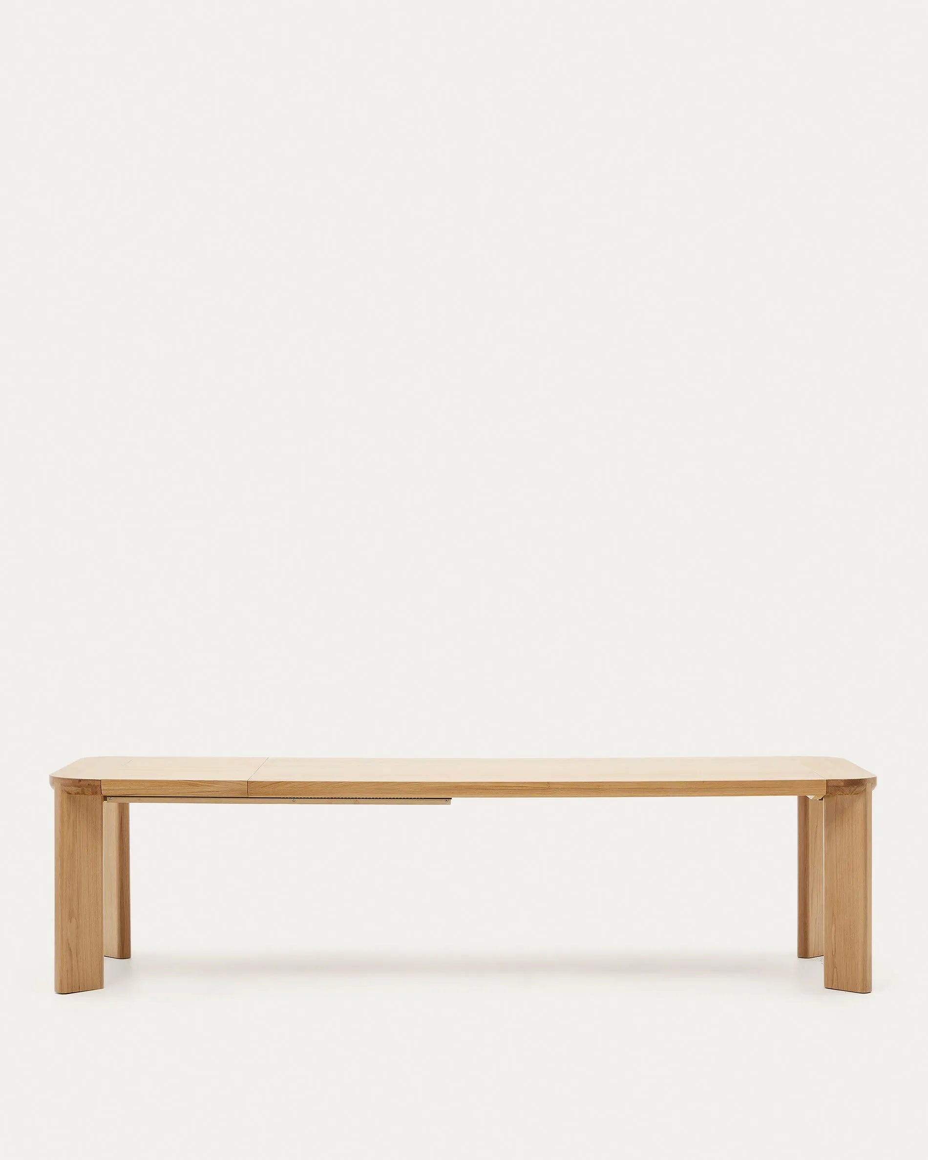 Eleganter Ausziehtisch aus FSC-zertifiziertem Eichenholz, erweiterbar von 240 auf 320 cm, ideal für stilvolle Anlässe.