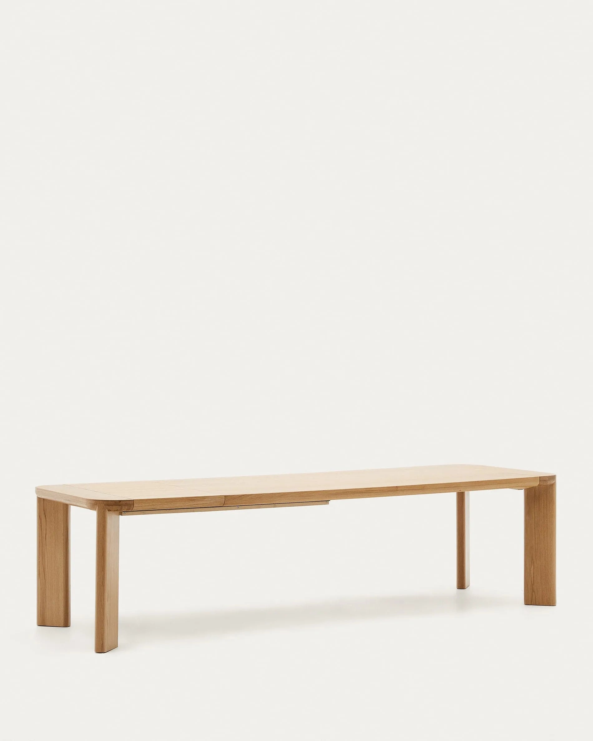Eleganter Ausziehtisch aus FSC-zertifiziertem Eichenholz, erweiterbar von 240 auf 320 cm, ideal für stilvolle Anlässe.