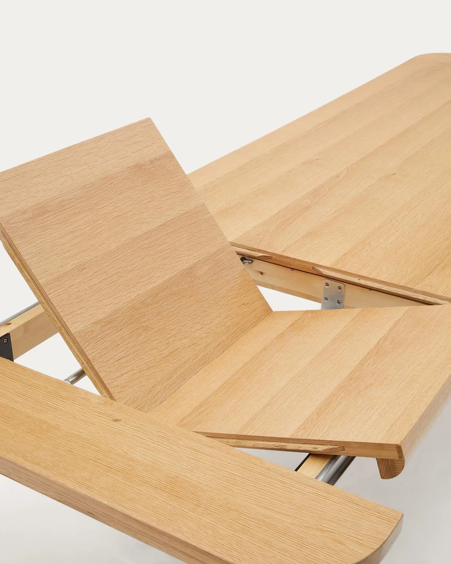 Eleganter Ausziehtisch aus FSC-zertifiziertem Eichenholz, erweiterbar von 240 auf 320 cm, ideal für stilvolle Anlässe.