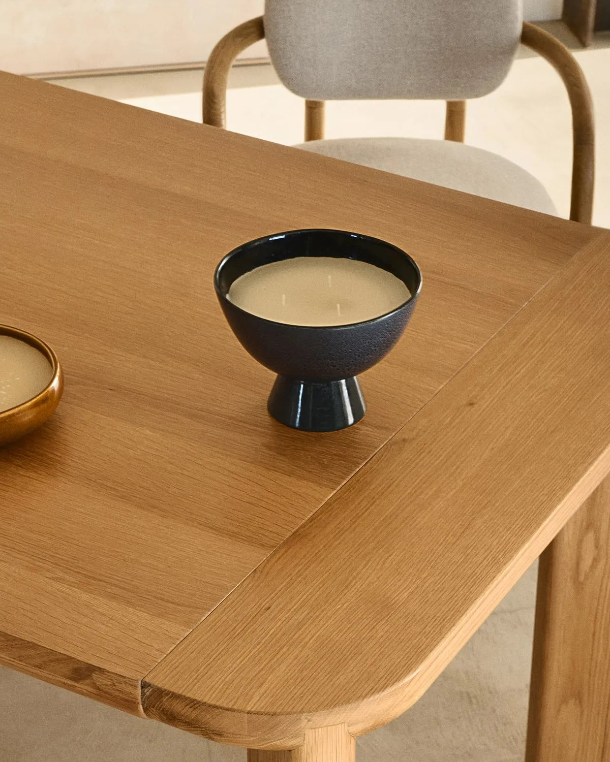 Eleganter Ausziehtisch aus FSC-zertifiziertem Eichenholz, erweiterbar von 240 auf 320 cm, ideal für stilvolle Anlässe.