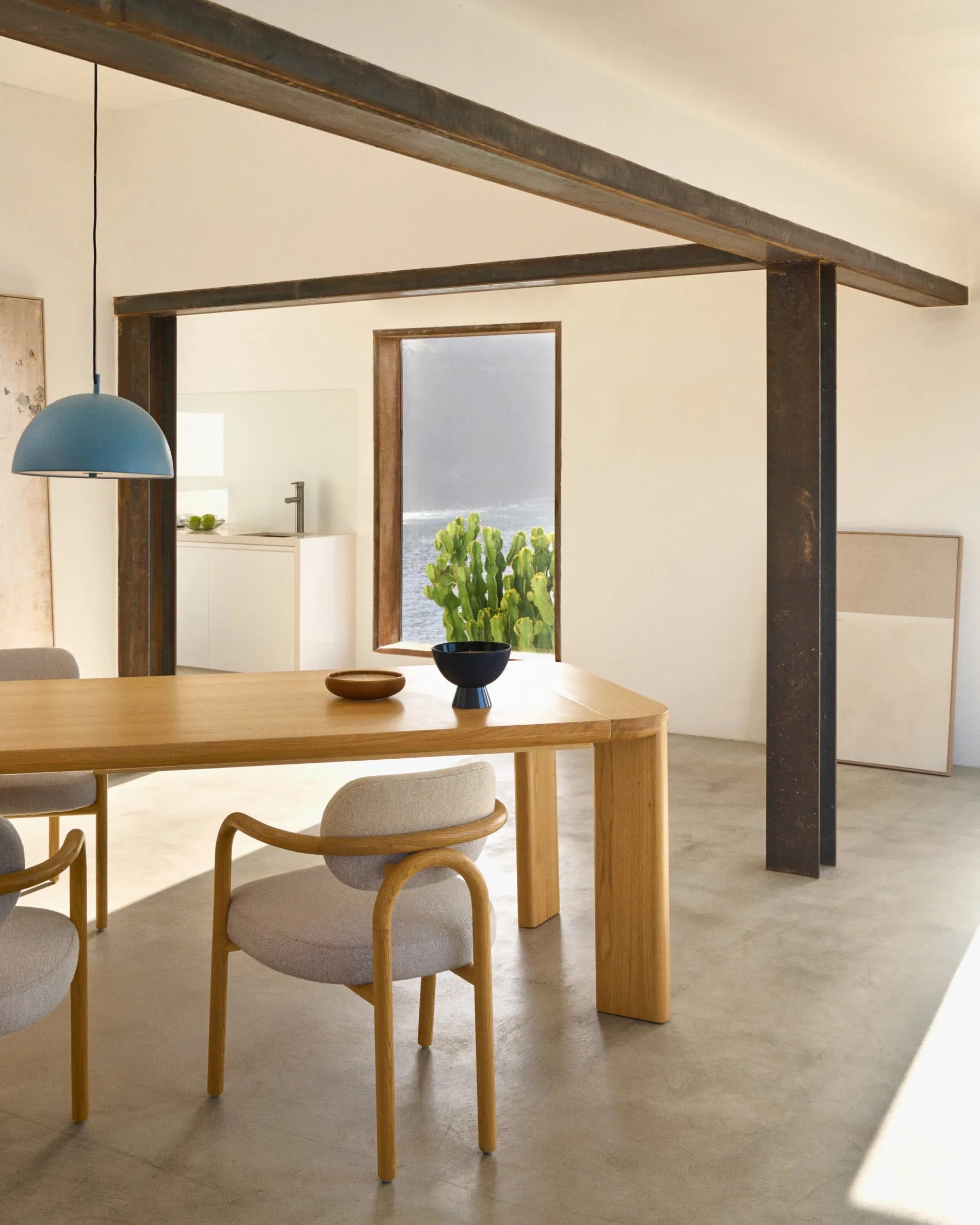 Eleganter Ausziehtisch aus FSC-zertifiziertem Eichenholz, erweiterbar von 240 auf 320 cm, ideal für stilvolle Anlässe.