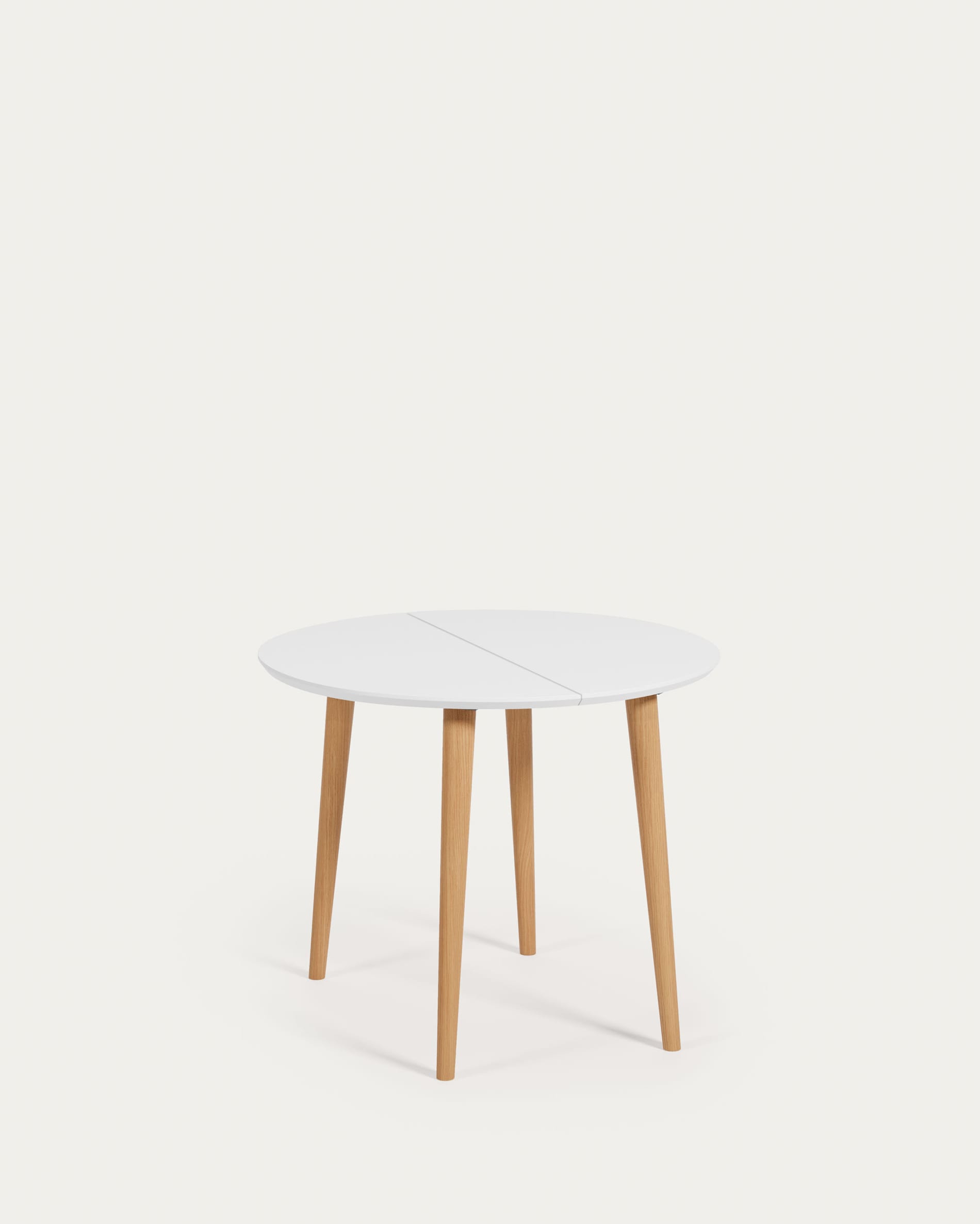 Runder Ausziehtisch Oqui, weiss lackiert, Buchenholzbeine, flexibel von 90 auf 170 cm, modernes Design, ideal für gesellige Anlässe.