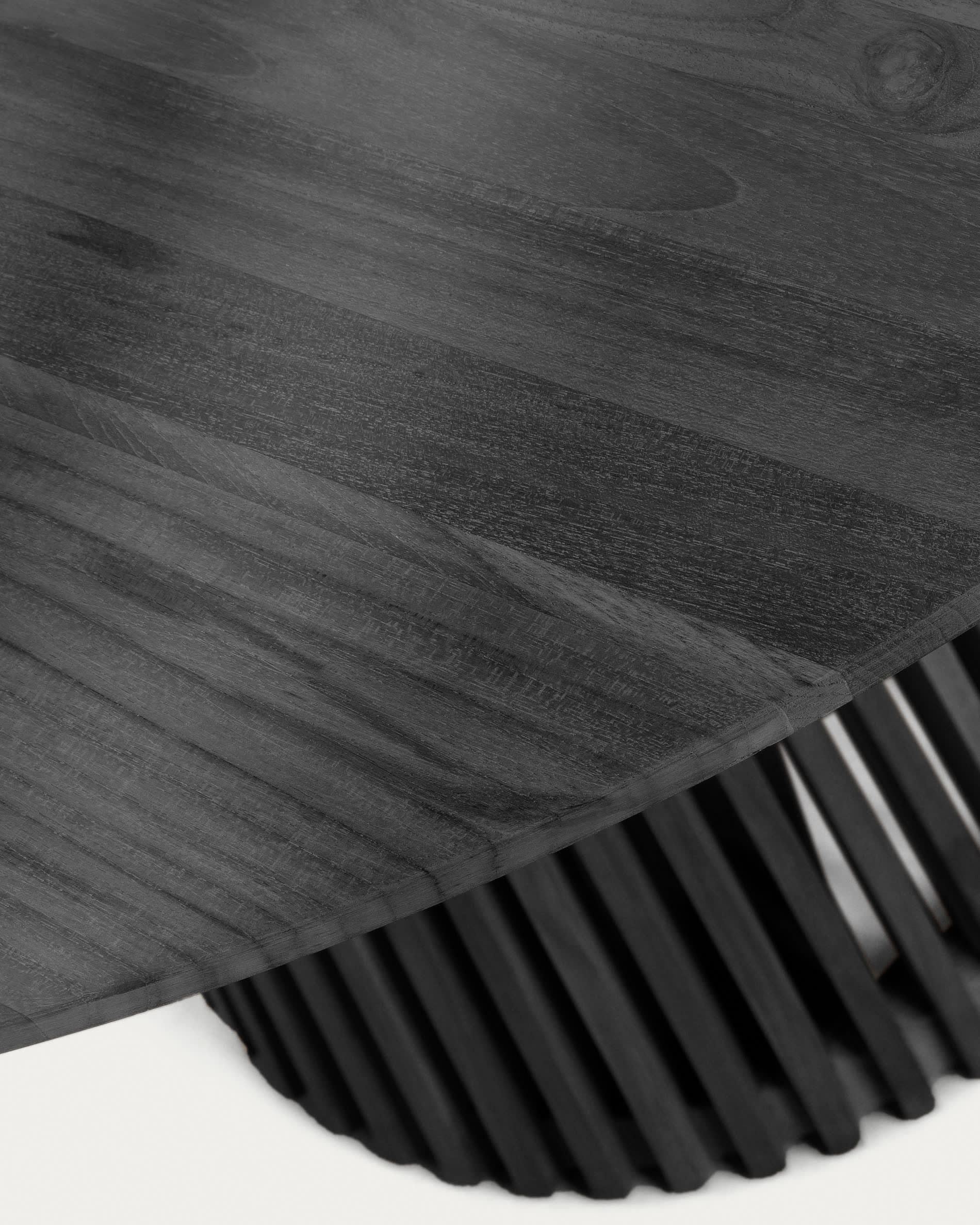 Eleganter runder Tisch aus massivem Mindiholz in Schwarz, Ø 90 cm. Perfekt für gemütliche Essbereiche und gesellige Zusammenkünfte.