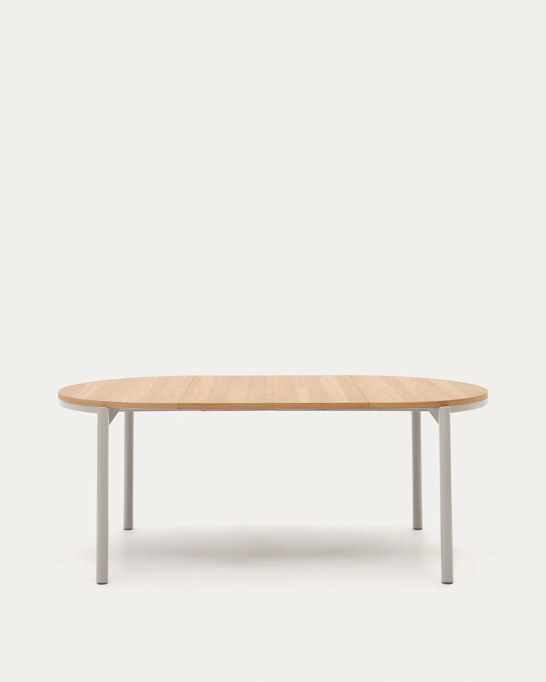 Der Montuiri Tisch vereint Eichenfurnier und Stahlbeine in modernem Design, ausziehbar von 120 auf 200 cm für flexible Nutzung.