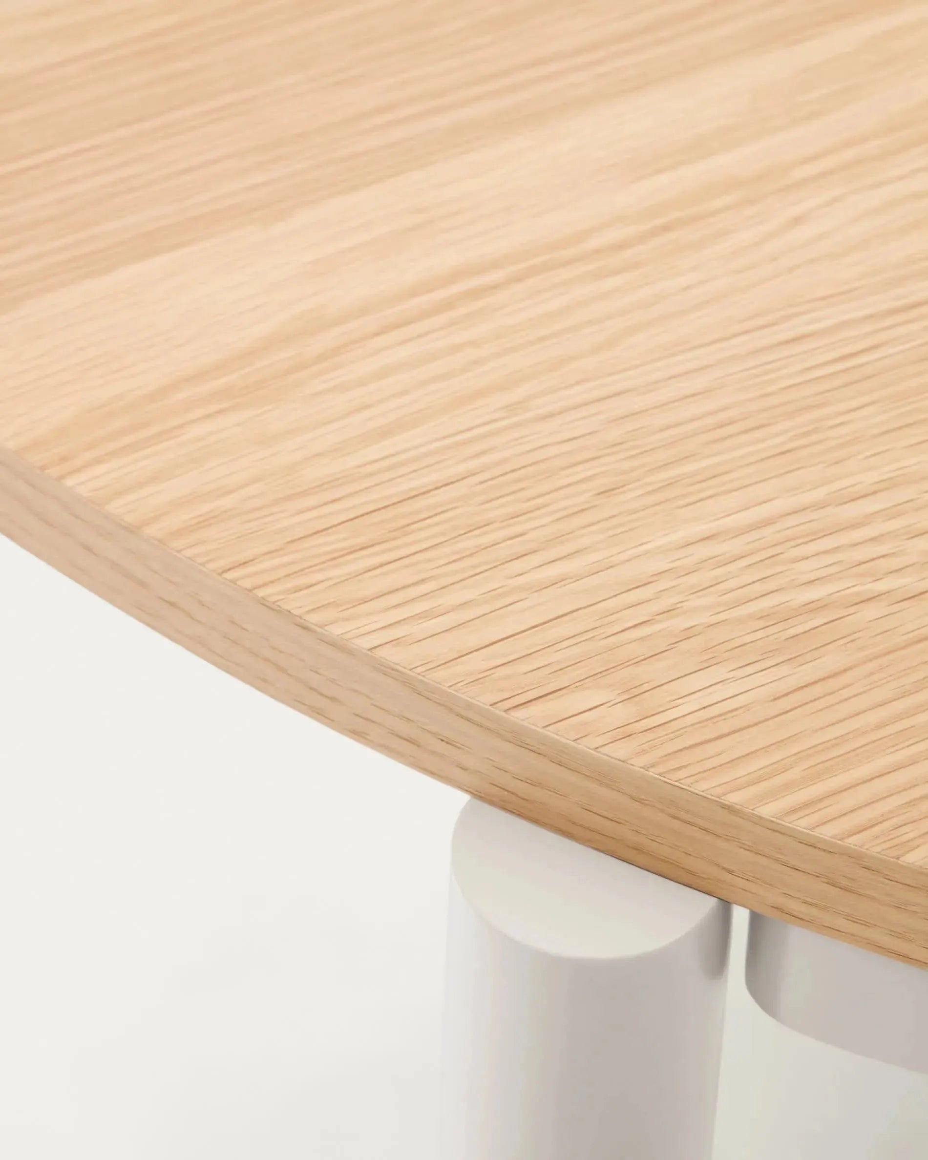 Eleganter runder Ausziehtisch mit Eichenfurnier und grauen Stahlbeinen, Ø 120-200 cm, perfekt für moderne Esszimmer.
