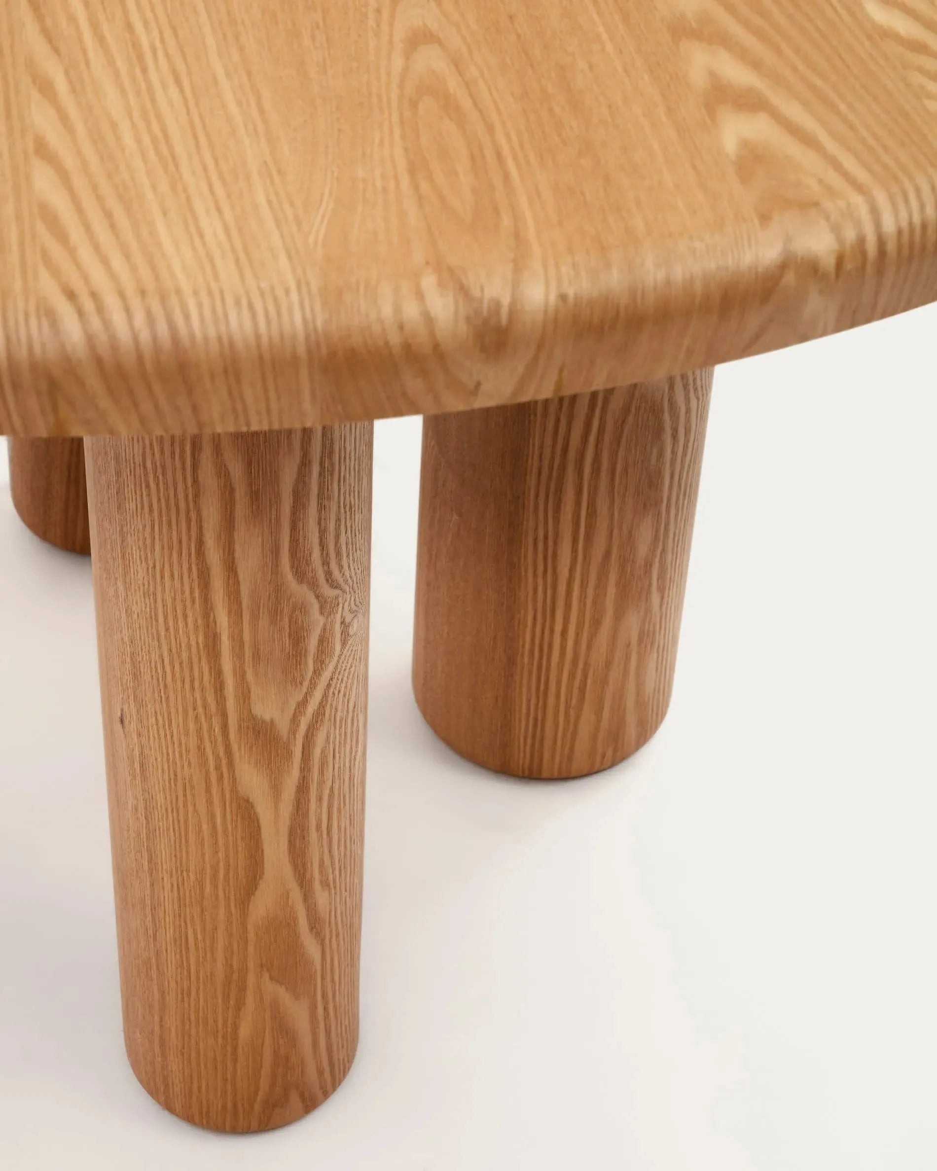 Runder Eschenfurnier-Tisch Ø 120 cm, natürliches Finish, modernes Design, perfekt für stilvolle Wohn- und Essbereiche.