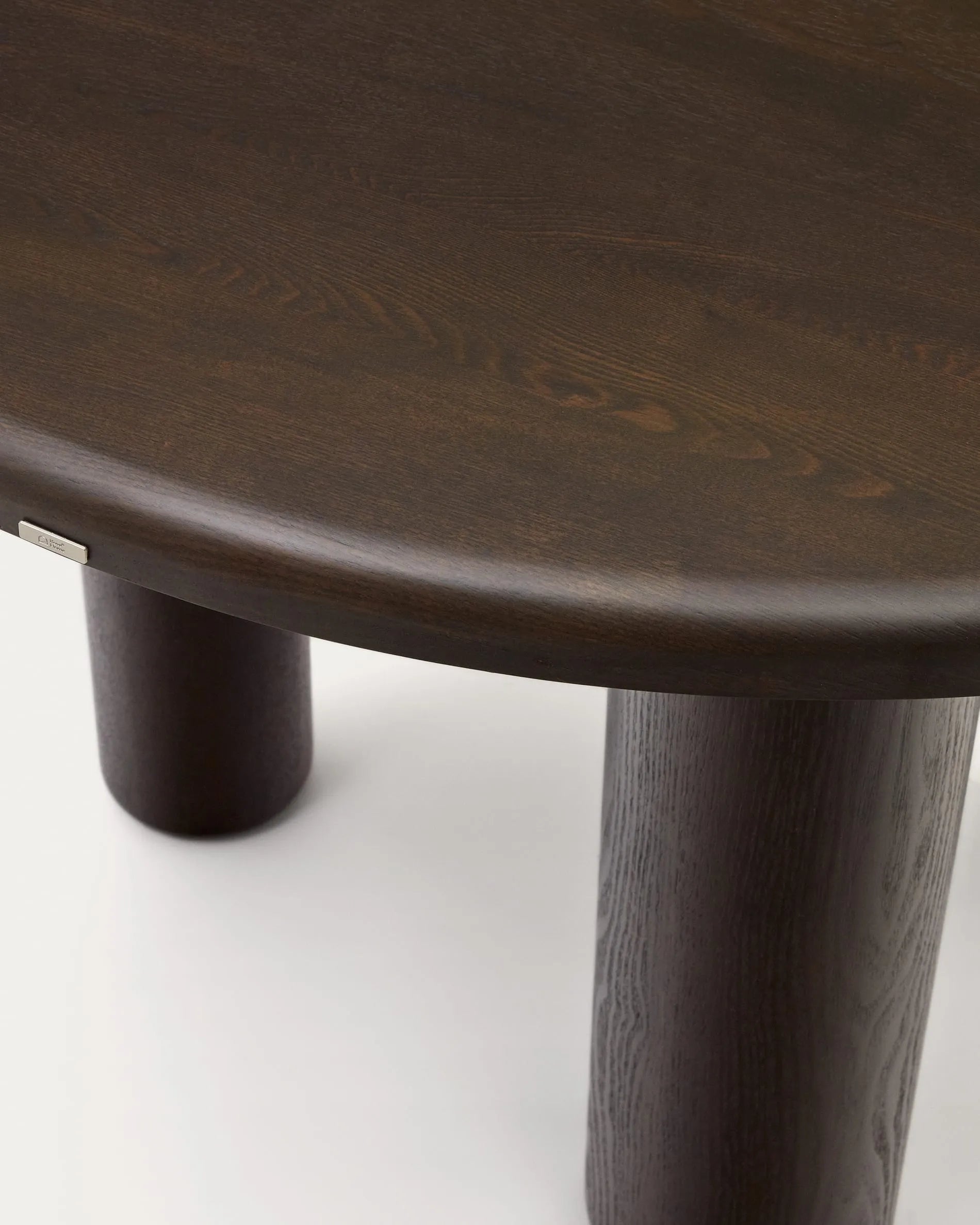 Eleganter runder Tisch aus Eschenfurnier, Ø 120 cm, mit dunklem Finish, ideal für stilvolle Esszimmer.