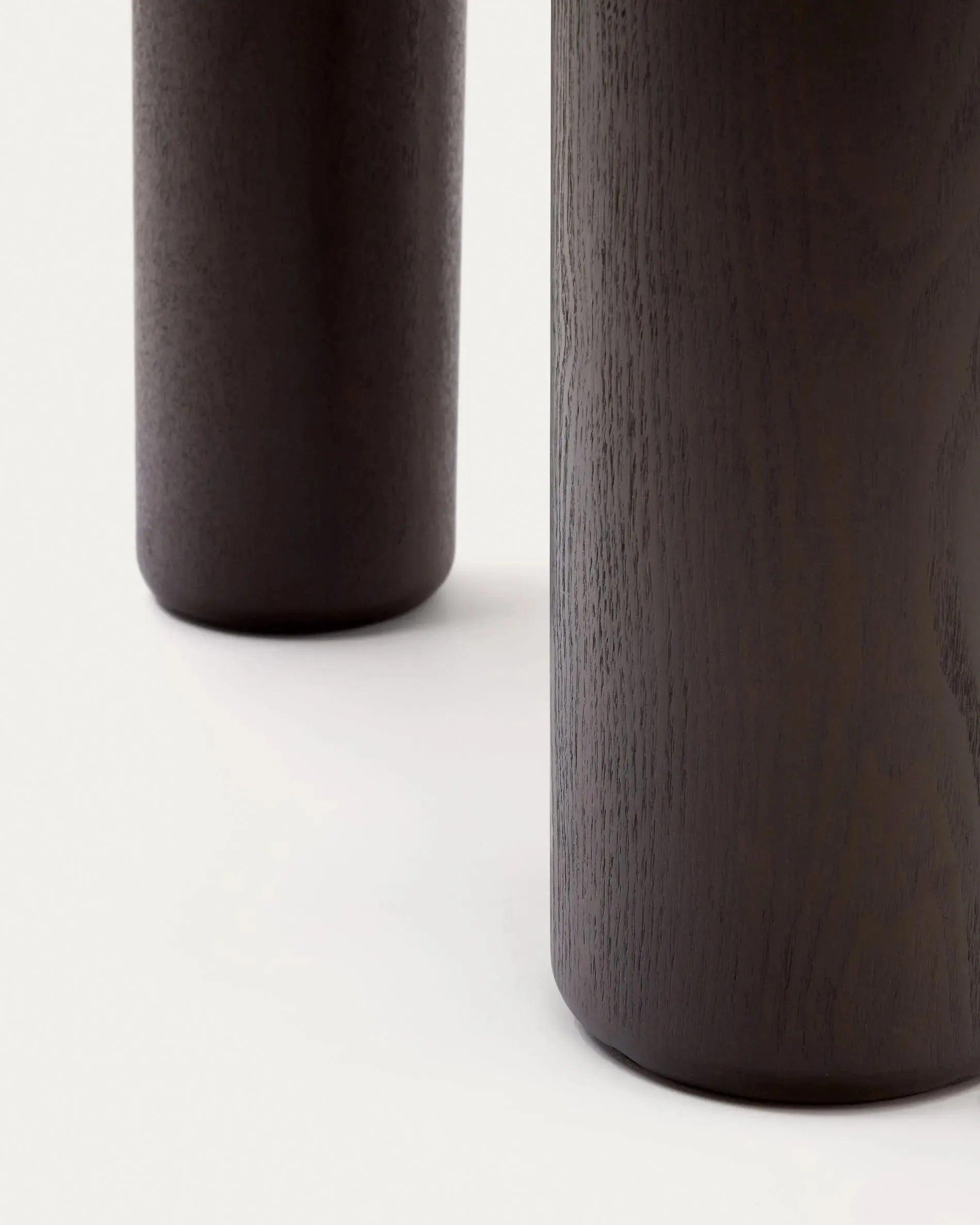 Eleganter runder Tisch aus Eschenfurnier mit dunklem Finish, Ø 120 cm, ideal für moderne Esszimmer und stilvolle Wohnbereiche.