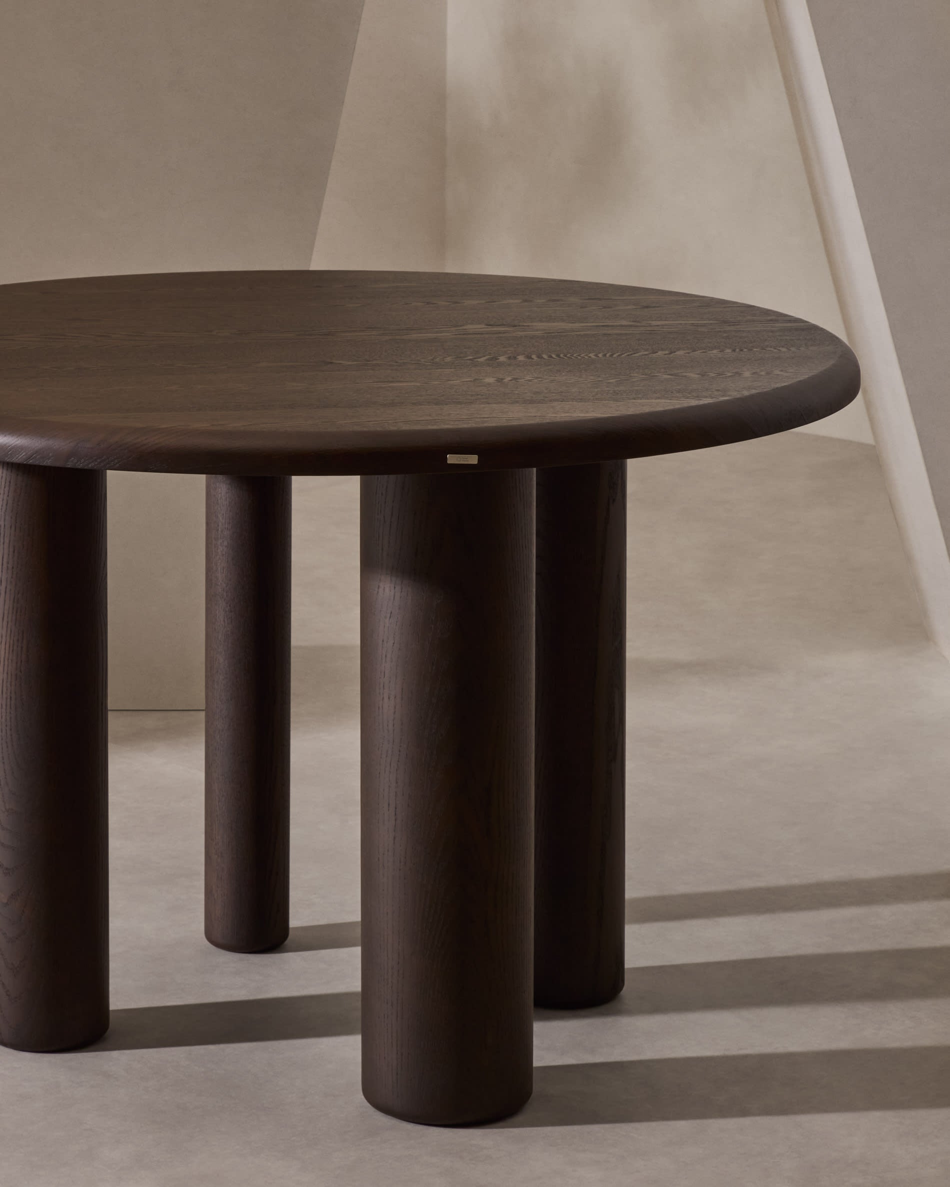 Moderner runder Tisch aus Eschenfurnier mit edlem dunklem Finish, 120 cm Durchmesser, perfekt für zeitgemässe Wohnräume.
