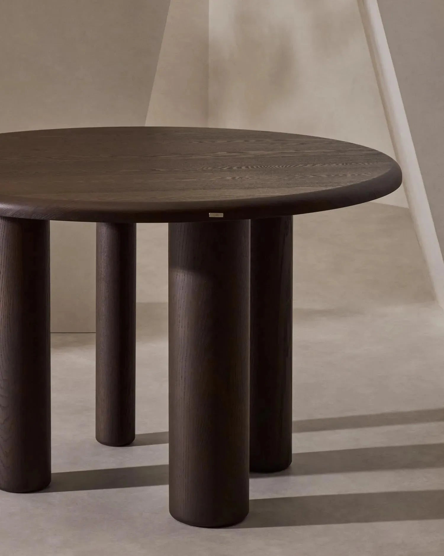 Eleganter runder Tisch aus Eschenfurnier mit dunklem Finish, 120 cm Durchmesser, ideal für moderne und stilvolle Wohnräume.