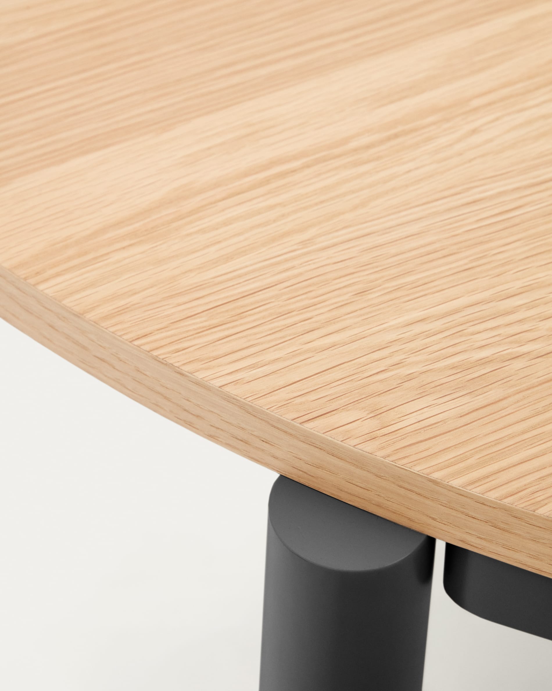 Eleganter Ausziehtisch mit Eichenfurnier und schwarzen Stahlbeinen, flexibel von 120 auf 200 cm erweiterbar.