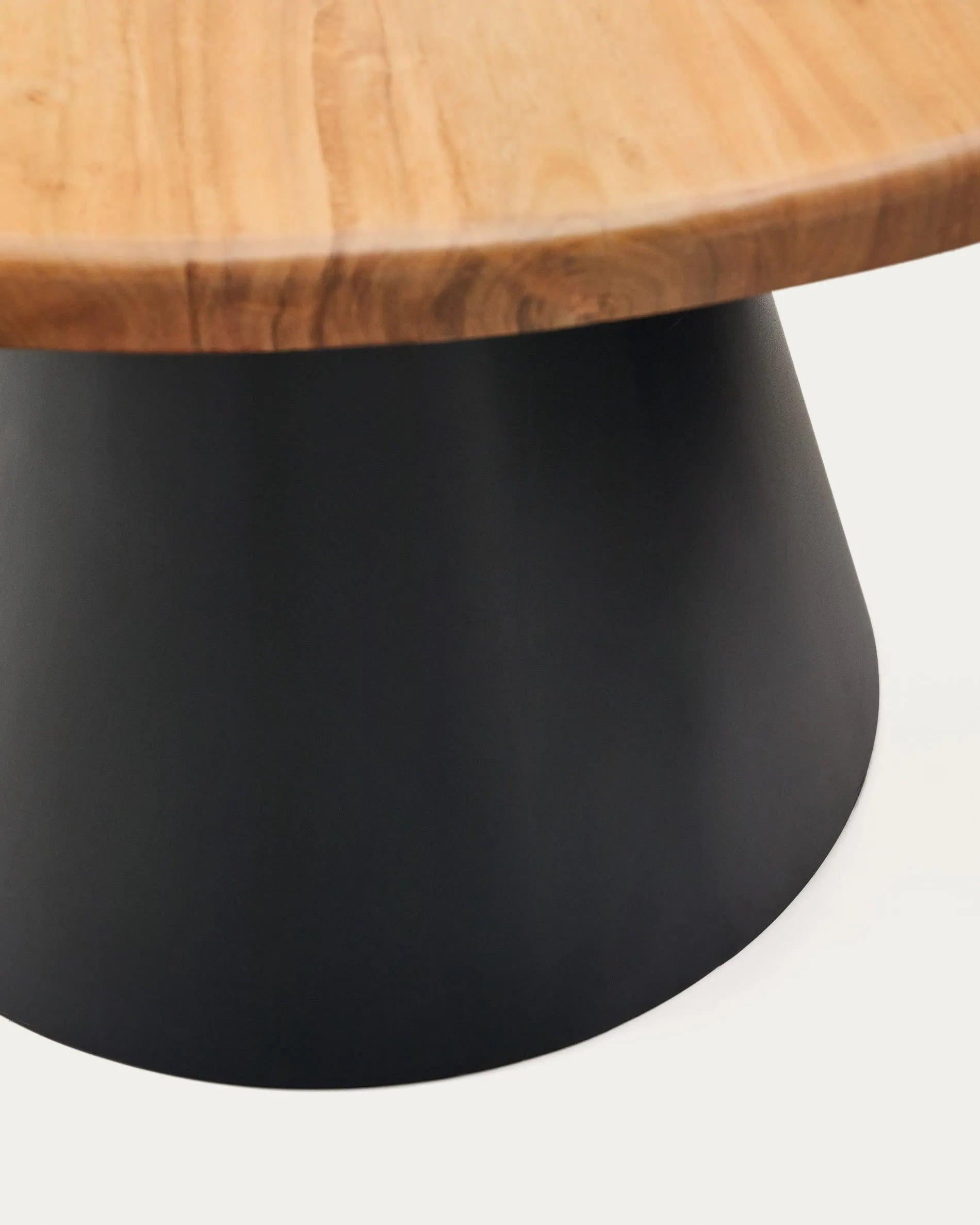 Runder Wilshire Tisch aus Akazienholz und schwarzem Stahl, Ø 120 cm, robustes Design, ideal für moderne Wohnräume.