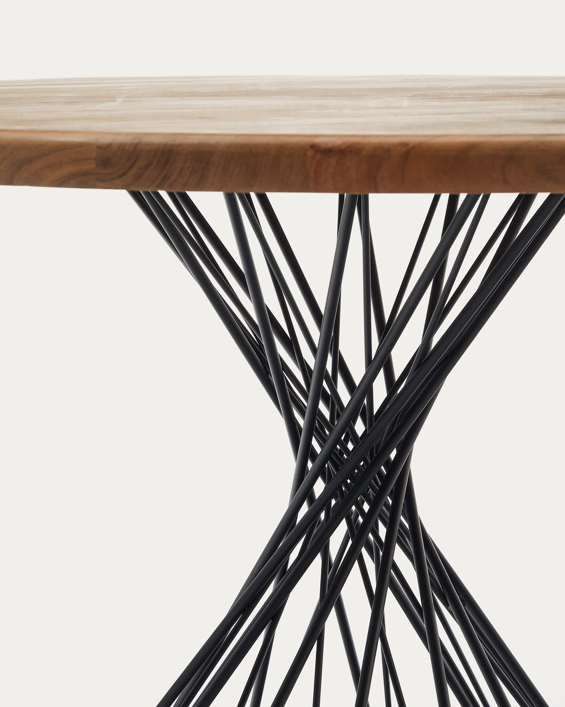 Runder Tisch aus massivem Akazienholz mit schwarzen Stahlbeinen, Ø 120 cm, von Kave Home. Stilvoll und robust für Ihr Zuhause.