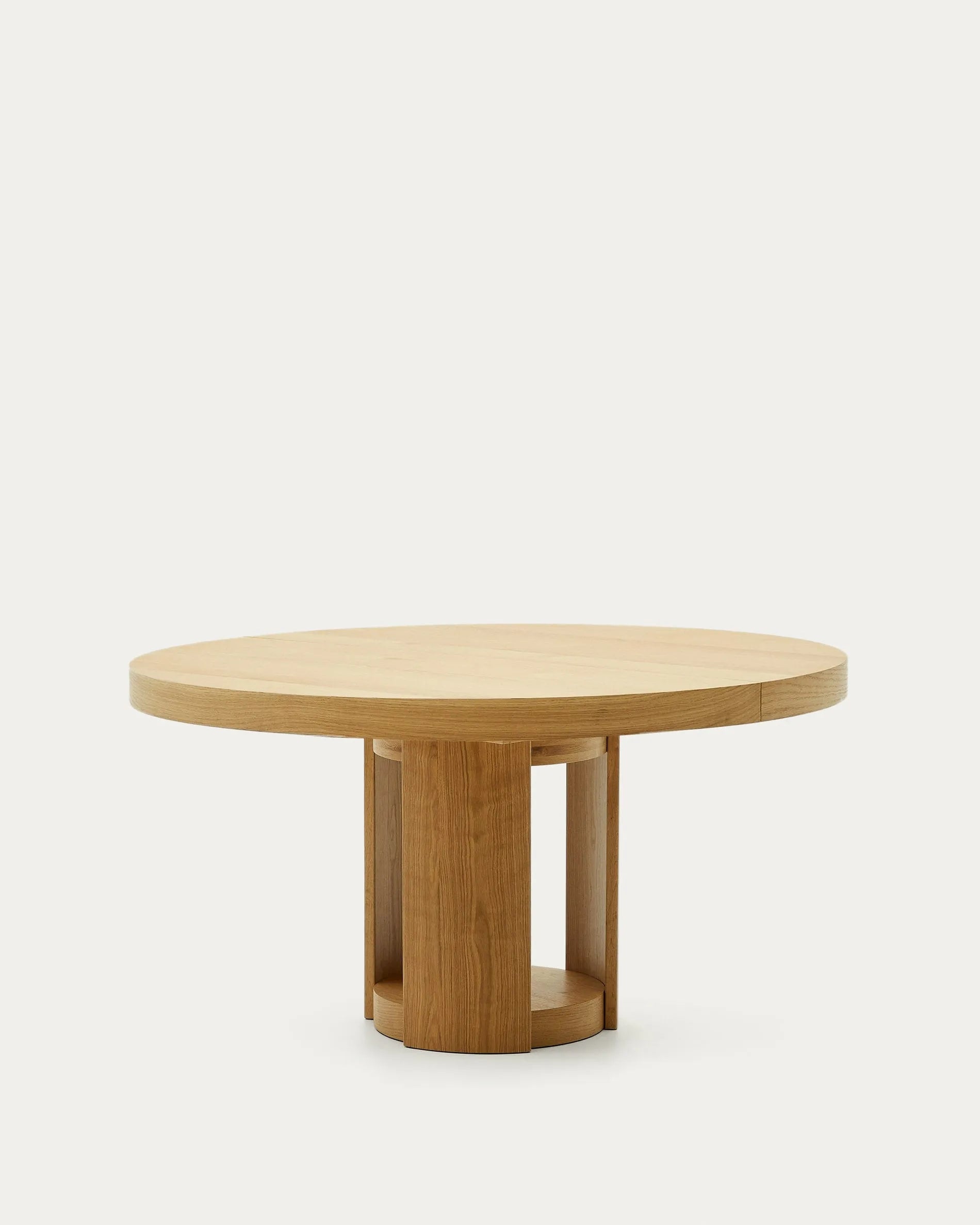 Runder Artis Ausziehtisch aus FSC-zertifiziertem Massivholz und Eichenfurnier, 150-200 cm, stilvoll und nachhaltig.