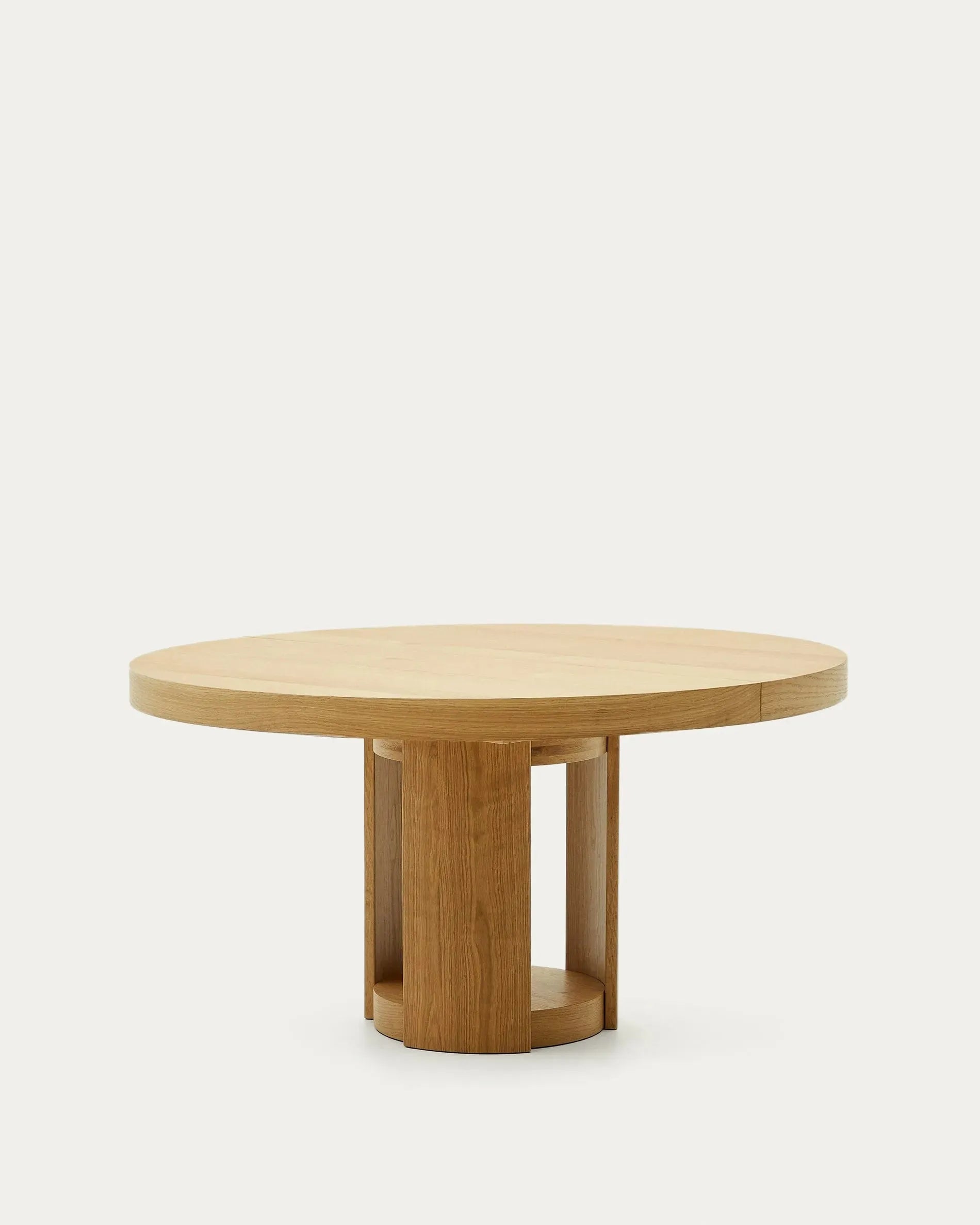Runder Artis Ausziehtisch aus FSC-zertifiziertem Massivholz und Eichenfurnier, 150-200 cm, stilvoll und nachhaltig.