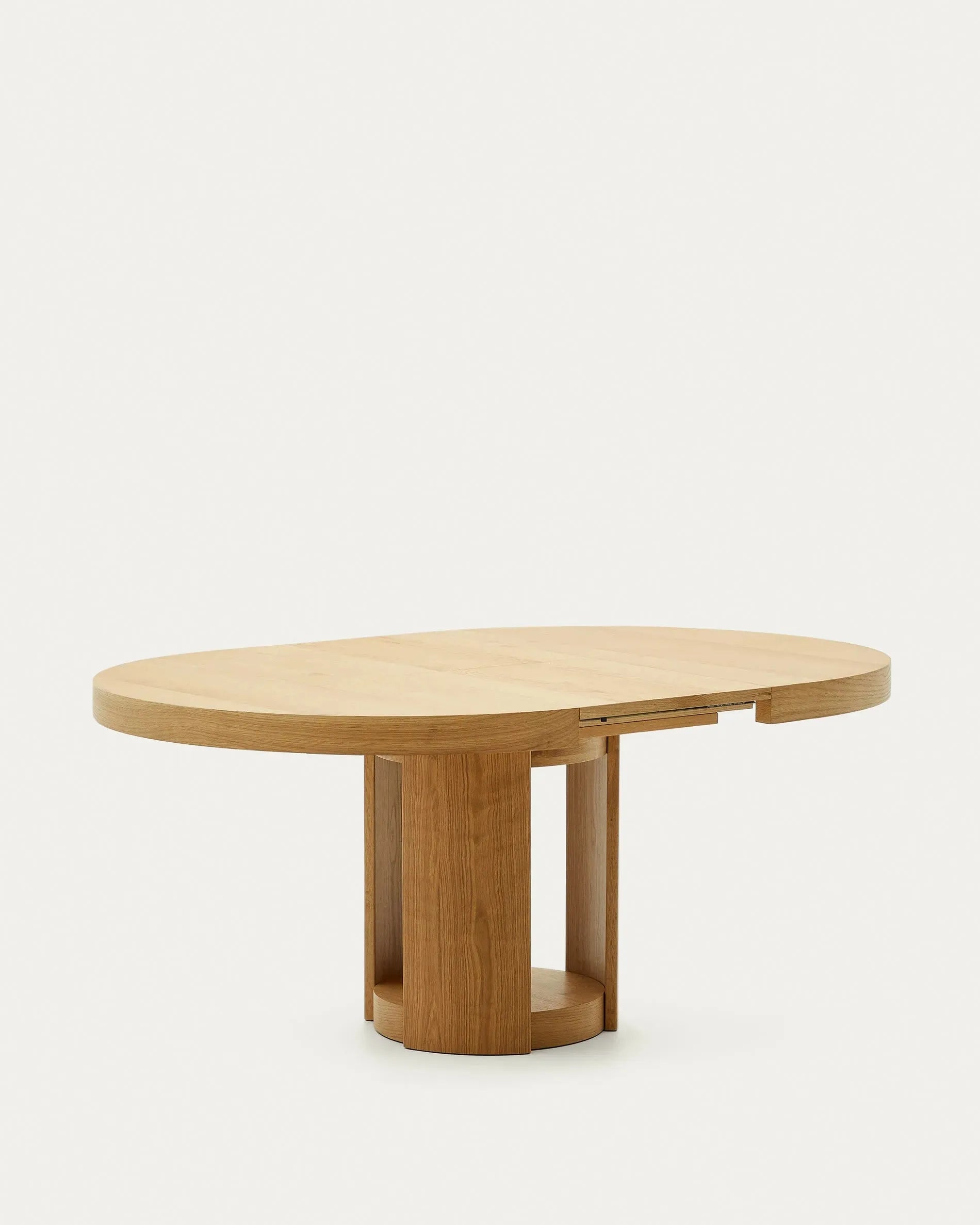 Eleganter runder Artis Tisch aus FSC-zertifiziertem Holz, ausziehbar von 150 auf 200 cm, nachhaltig und hochwertig.