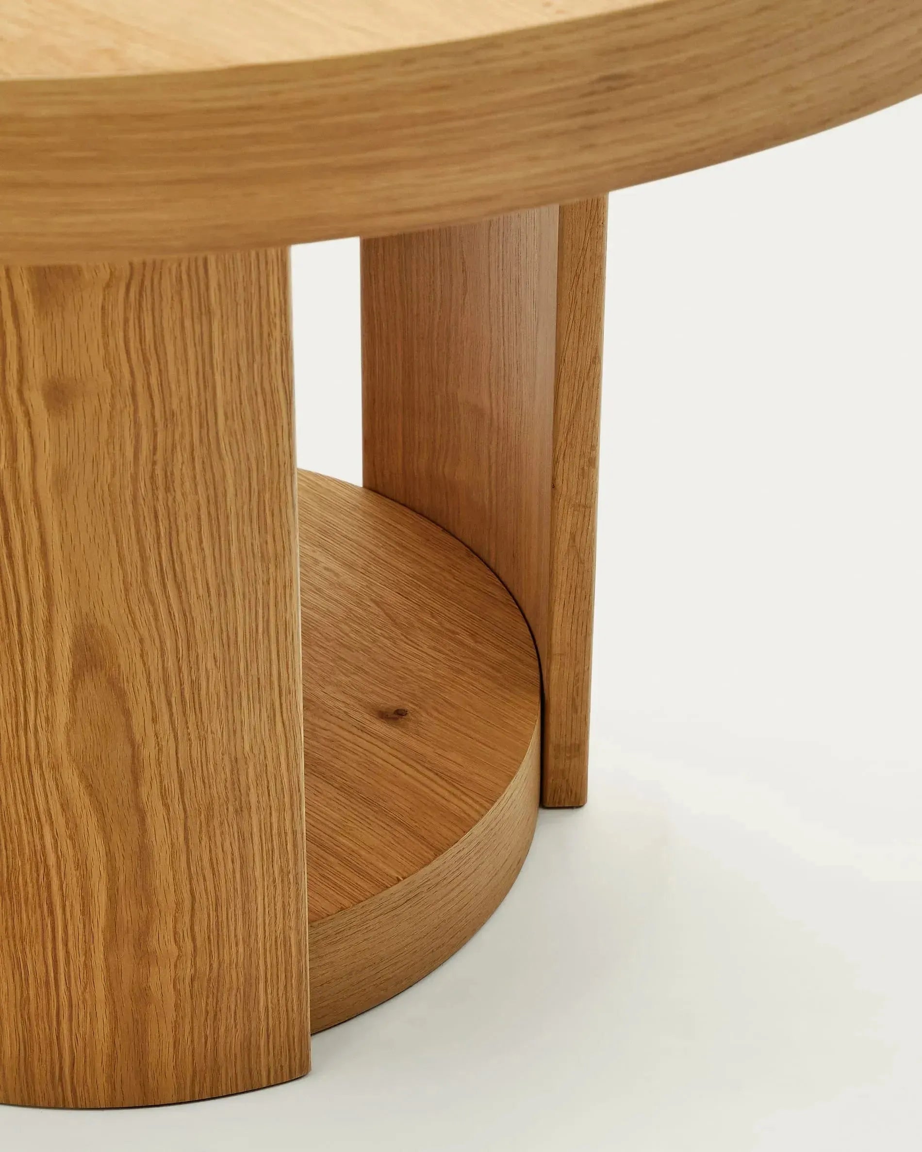 Eleganter runder Artis Tisch aus FSC-zertifiziertem Holz, ausziehbar von 150 auf 200 cm, nachhaltig und hochwertig.