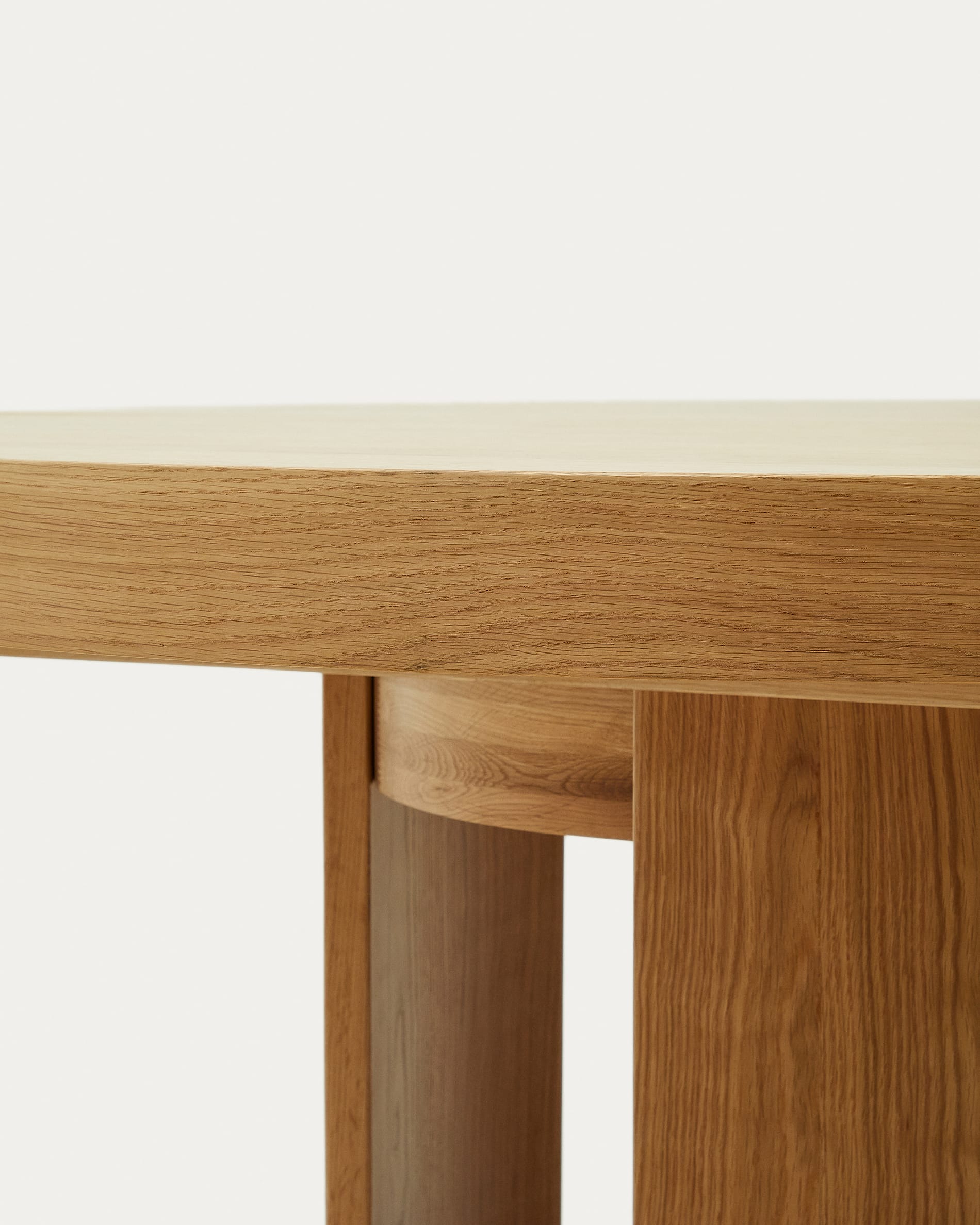 Eleganter runder Artis Ausziehtisch aus FSC-zertifiziertem Massivholz und Eichenfurnier, 150-200 cm, nachhaltig und modern.