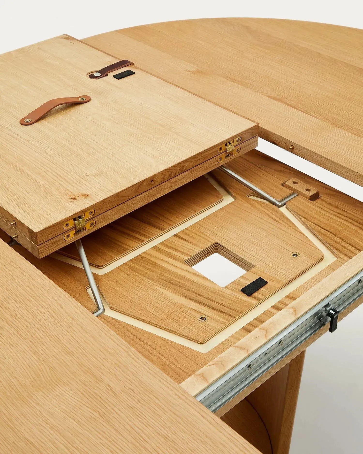 Eleganter runder Artis Tisch aus FSC-zertifiziertem Holz, ausziehbar von 150 auf 200 cm, nachhaltig und hochwertig.