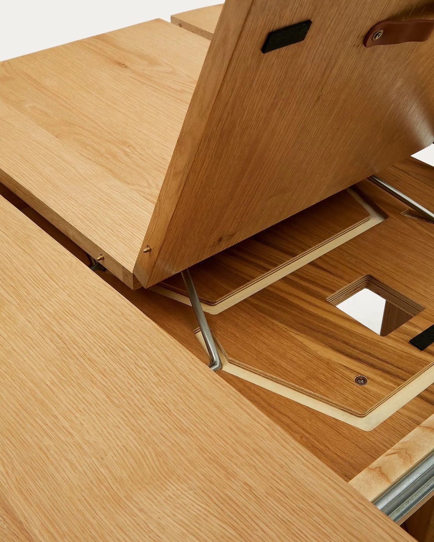 Eleganter runder Artis Tisch aus FSC-zertifiziertem Holz, ausziehbar von 150 auf 200 cm, nachhaltig und hochwertig.