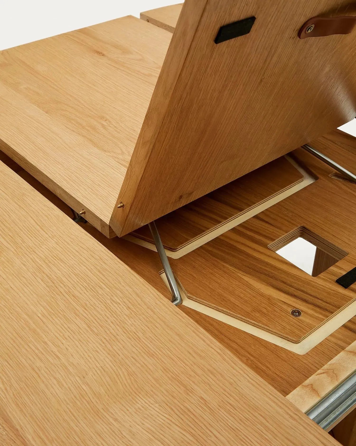 Eleganter runder Artis Tisch aus FSC-zertifiziertem Holz, ausziehbar von 150 auf 200 cm, nachhaltig und hochwertig.