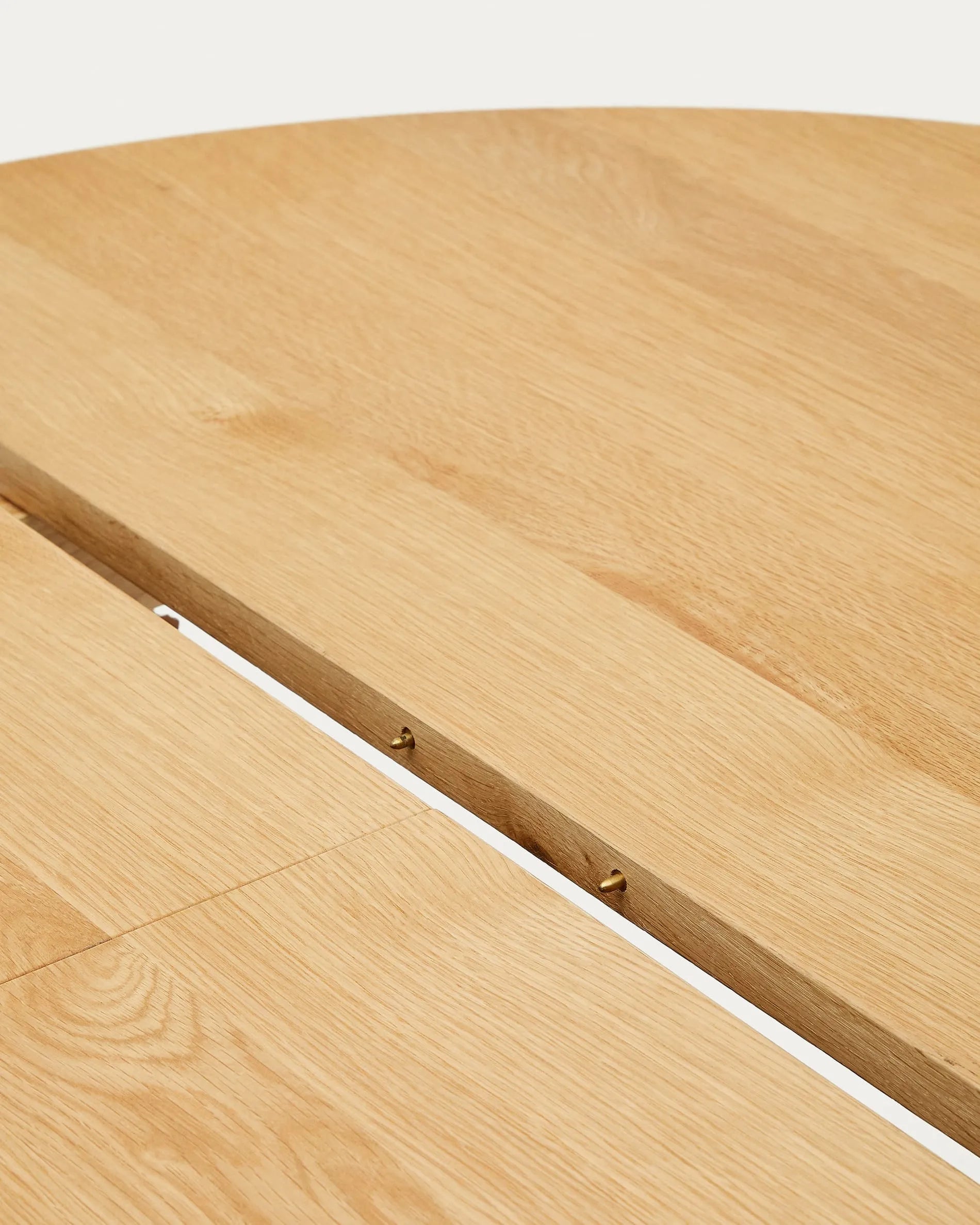 Eleganter runder Artis Tisch aus FSC-zertifiziertem Holz, ausziehbar von 150 auf 200 cm, nachhaltig und hochwertig.