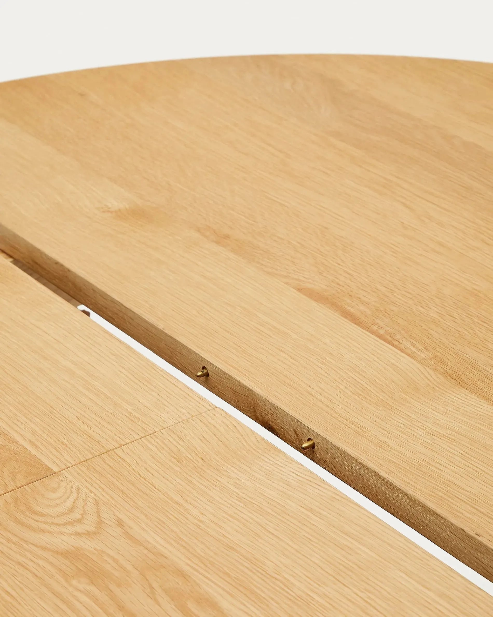 Eleganter runder Artis Tisch aus FSC-zertifiziertem Holz, ausziehbar von 150 auf 200 cm, nachhaltig und hochwertig.