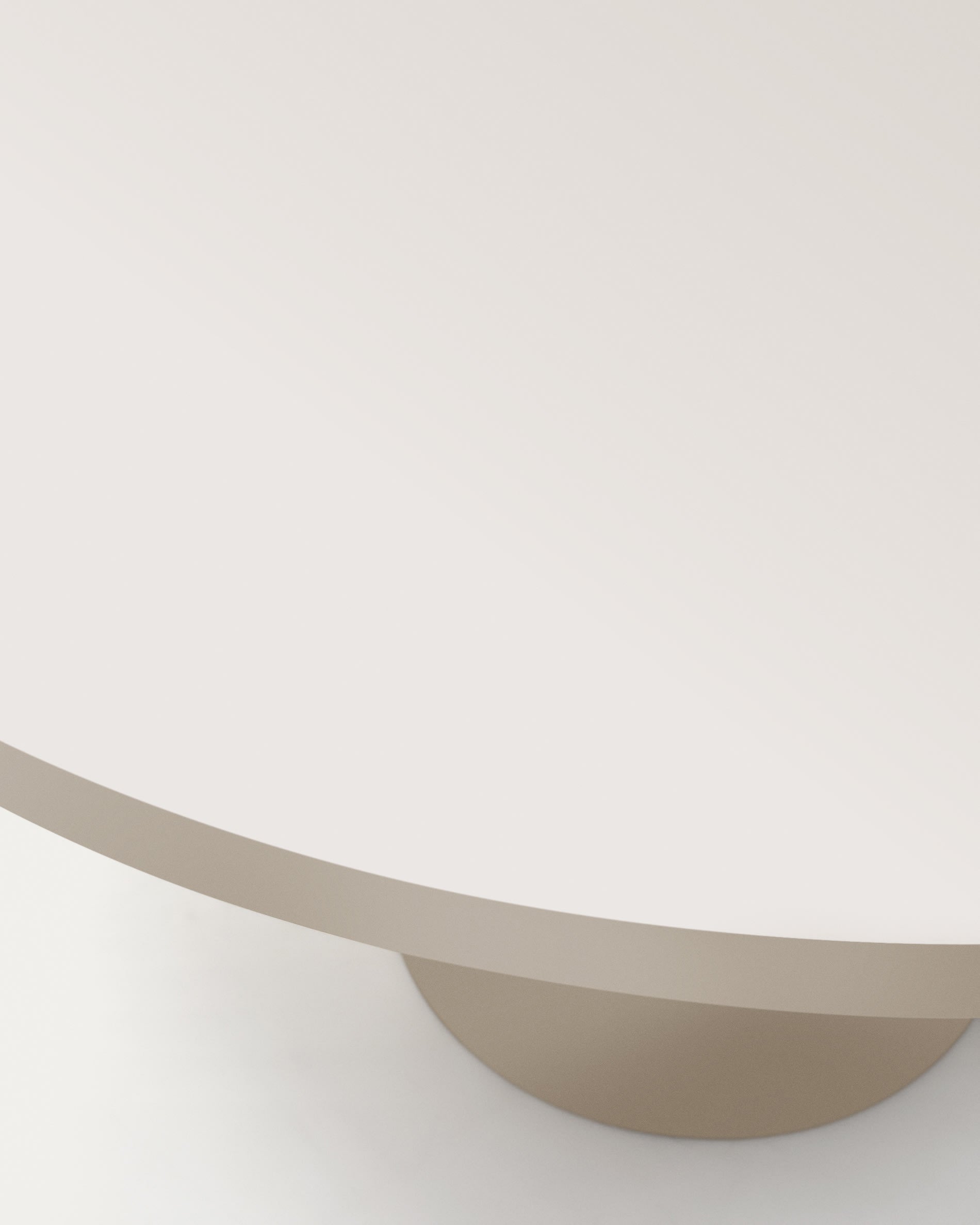 Moderner runder Tisch Nealy Ø 150 cm, MDF mit eierschalfarbenem Finish, perfekt für stilvolle Wohn- und Esszimmer.