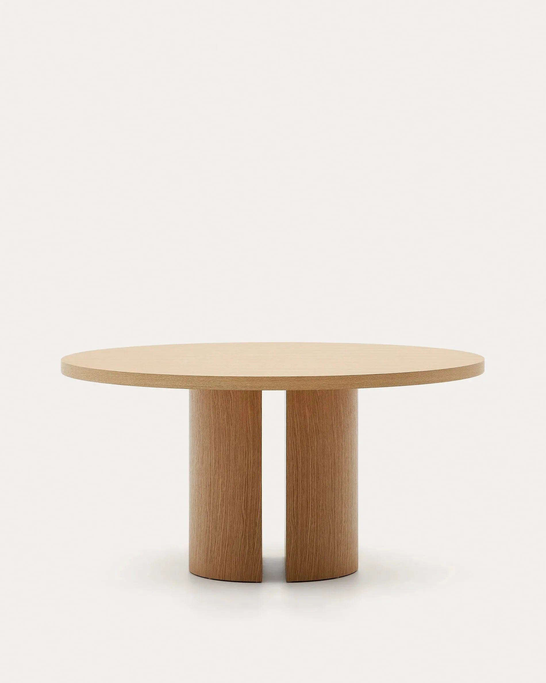 Runder Tisch aus Eichenfurnier, Ø 150 cm, naturfarben, ideal für moderne Wohnräume und ein elegantes, zeitloses Design.