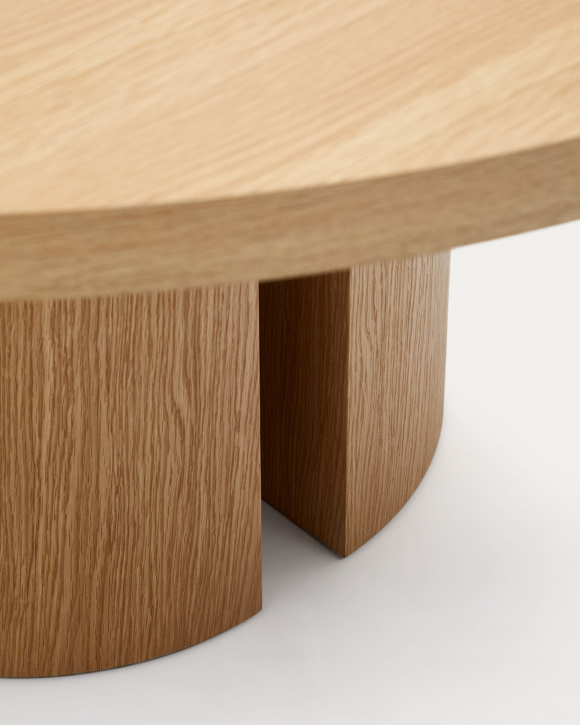 Eleganter runder Tisch aus Eichenfurnier, Ø 150 cm, naturfarben, perfekt für stilvolle Wohnräume, modern und zeitlos.