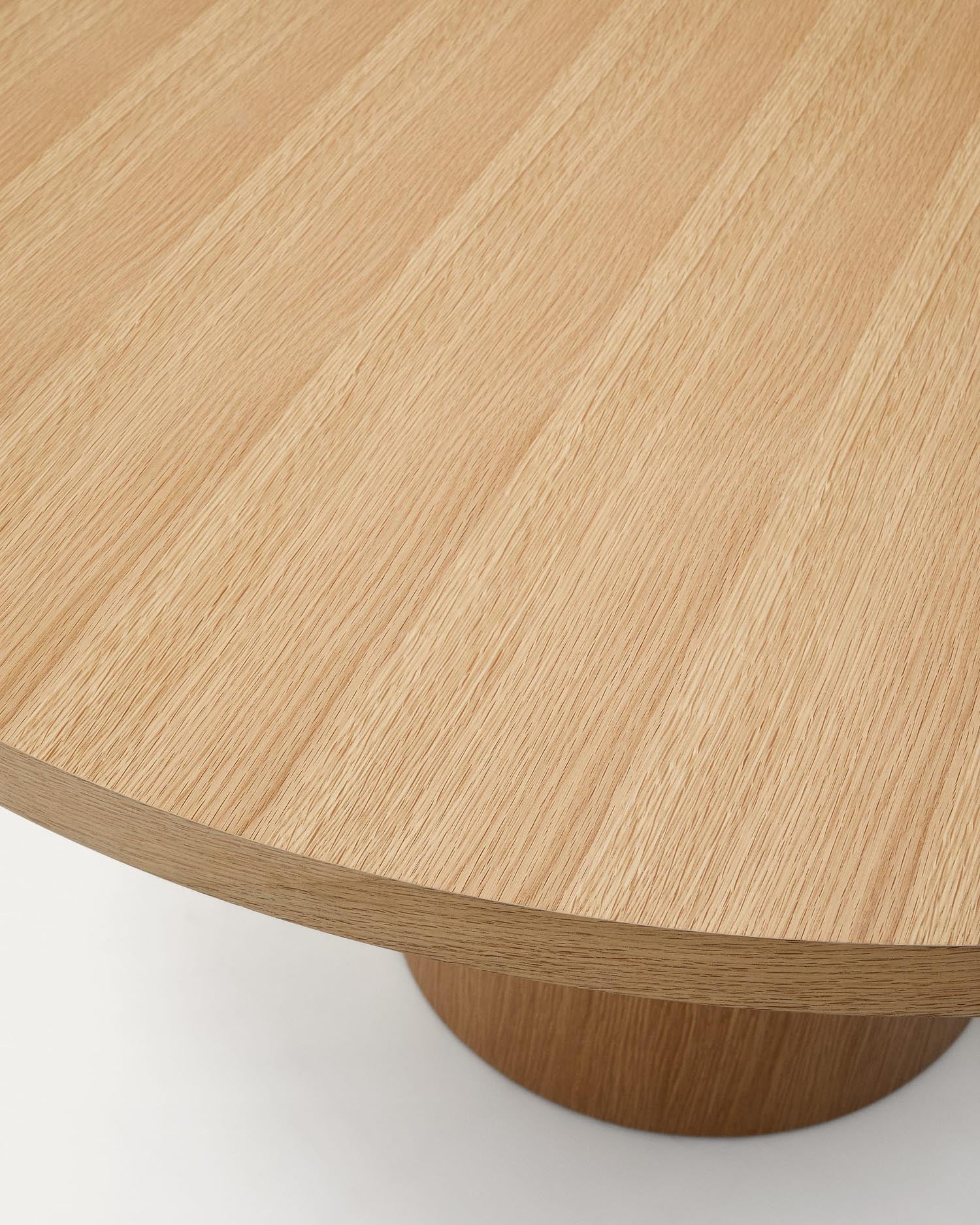 Runder Esstisch aus Eichenfurnier, Ø 150 cm, naturfarben, ideal für moderne Wohnräume, stilvoll und hochwertig verarbeitet.