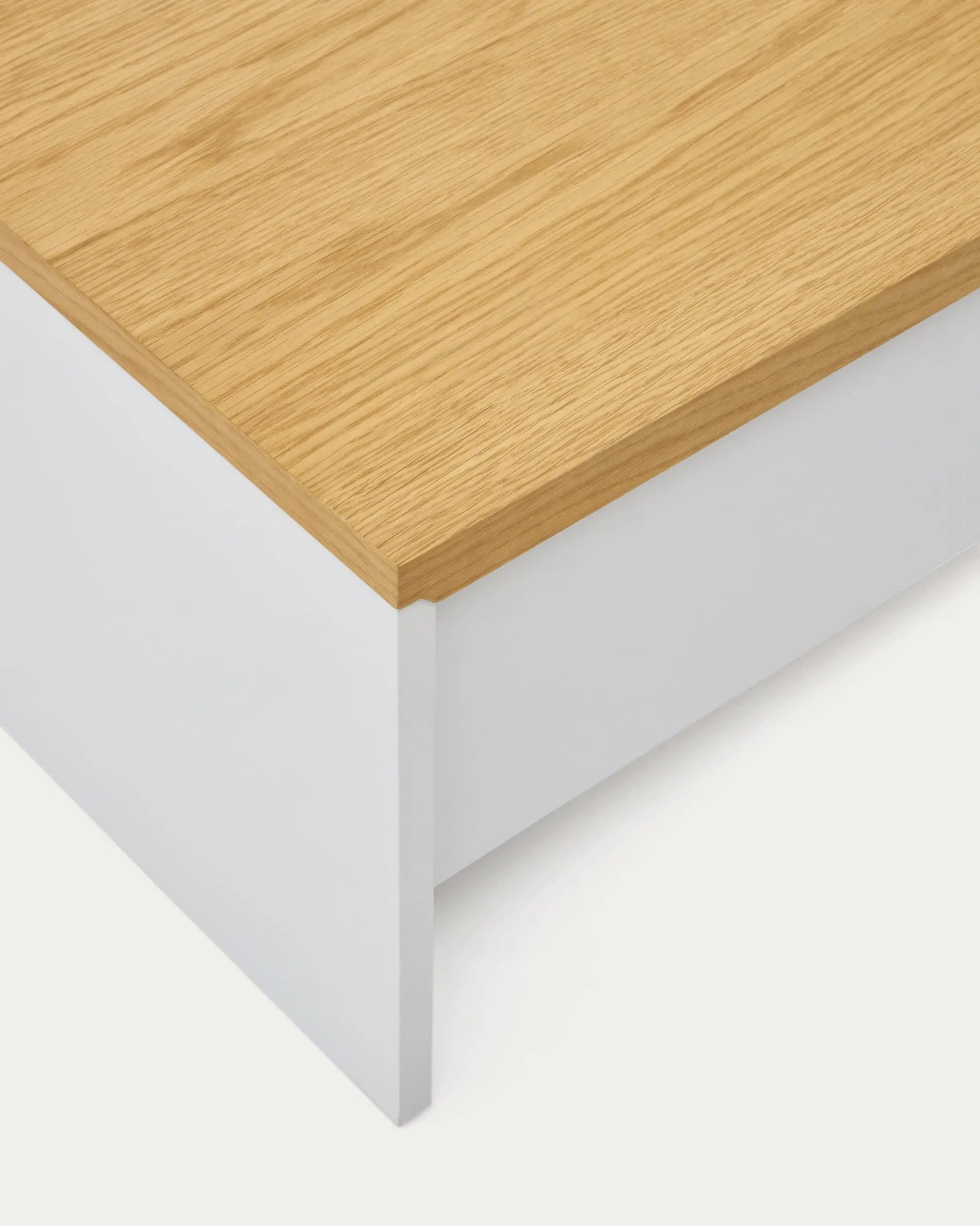 Eleganter, höhenverstellbarer Couchtisch aus Eichenfurnier, weiß lackiert, 110x60 cm, FSC-zertifiziert, für flexible Nutzung.