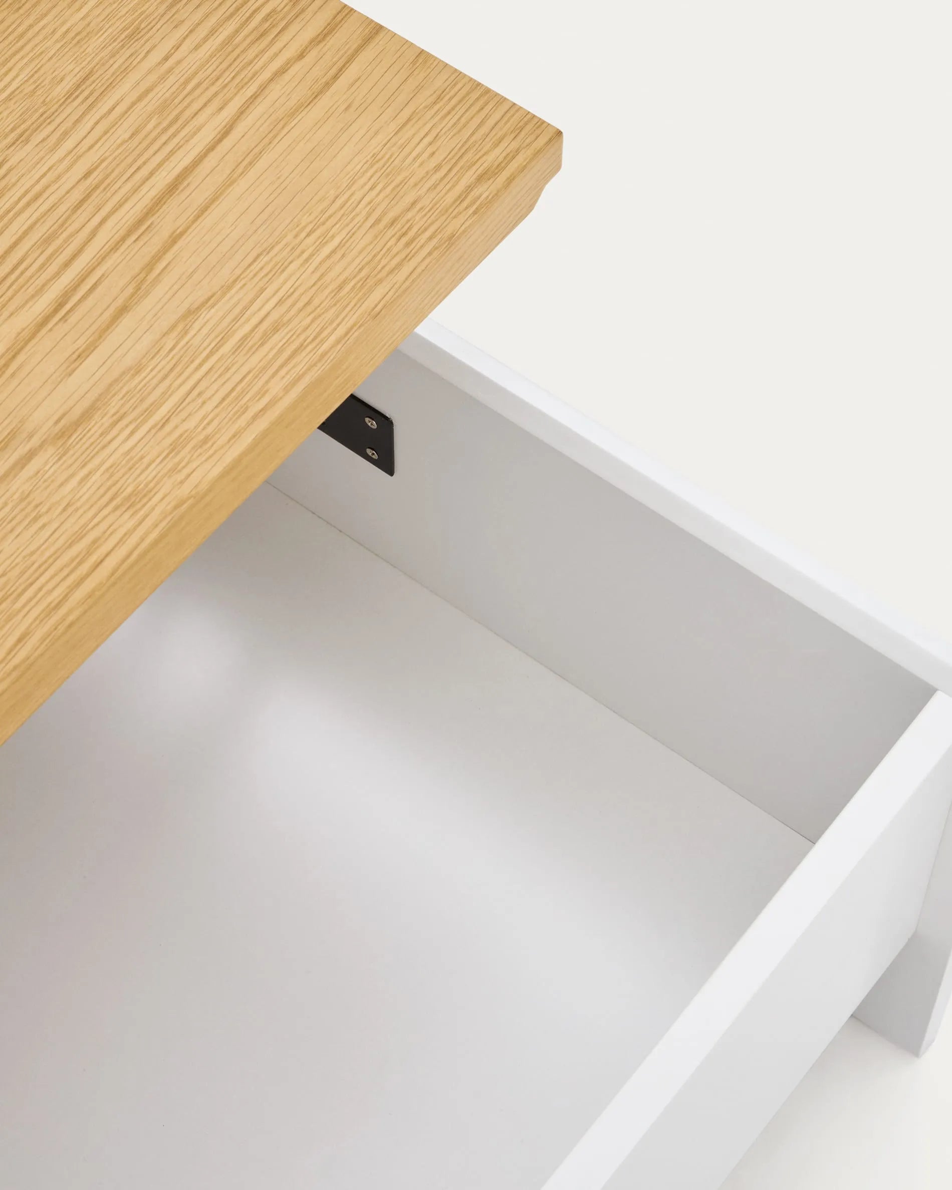 Eleganter, höhenverstellbarer Couchtisch aus Eichenfurnier, weiß lackiert, 110x60 cm, FSC-zertifiziert, für flexible Nutzung.