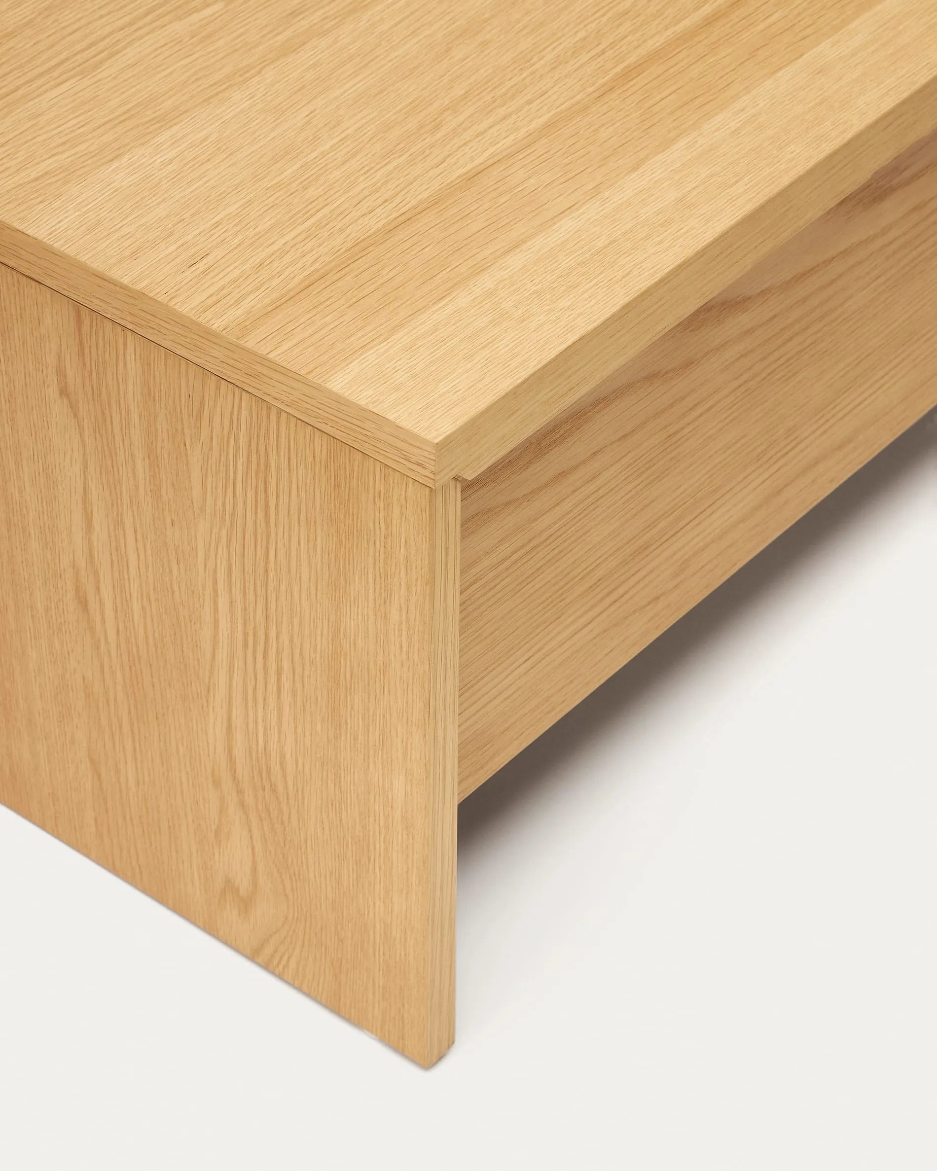 Eleganter, höhenverstellbarer Couchtisch aus Eichenfurnier, 110x60 cm, FSC-zertifiziert, für vielseitige Nutzung.