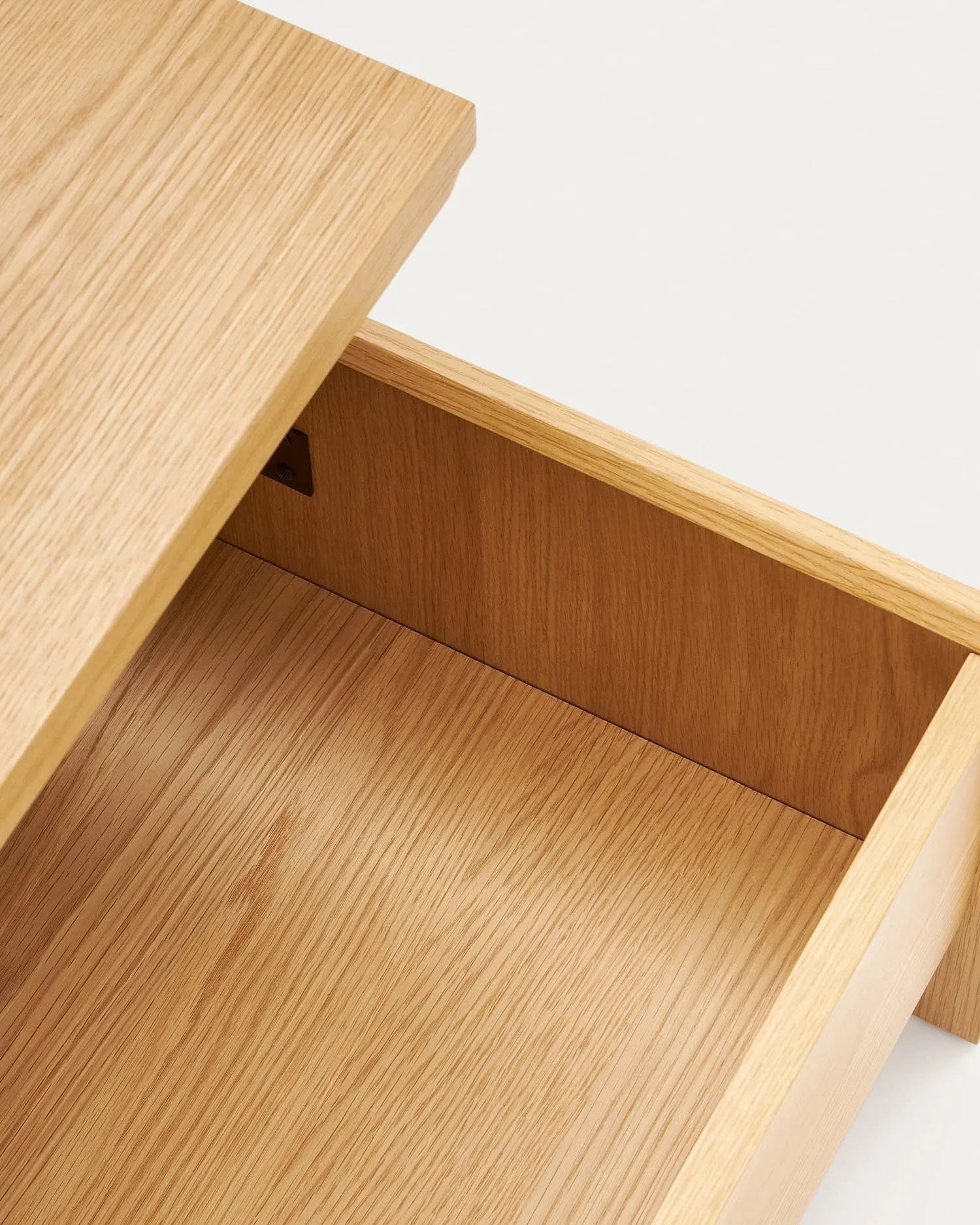 Eleganter, höhenverstellbarer Couchtisch aus Eichenfurnier, 110x60 cm, FSC-zertifiziert, für vielseitige Nutzung.