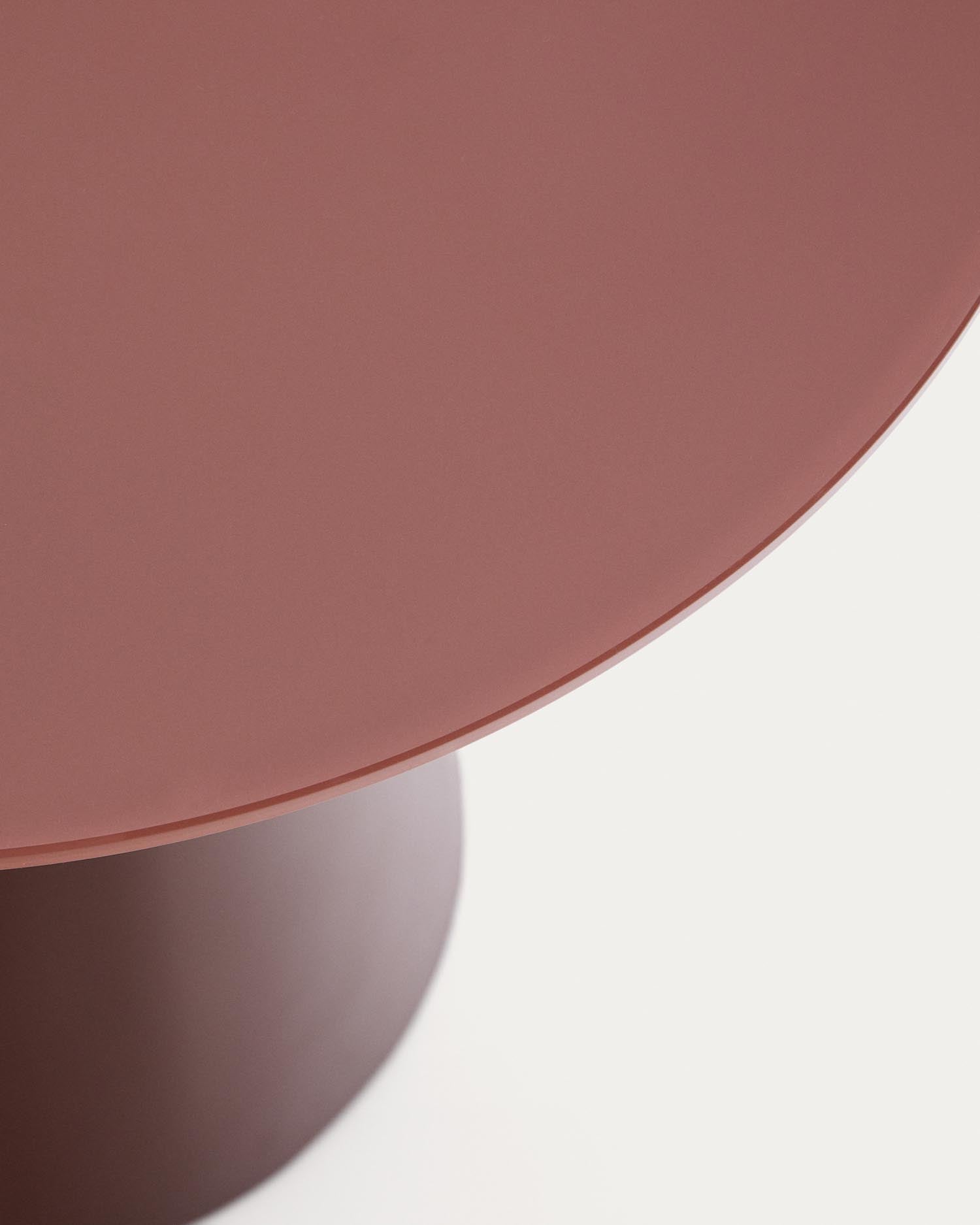 Wilshire Beistelltisch  aus gehärteten Milchglas und Stahl matt terracottafarben lackiert Ø50 cm in Terrakotta präsentiert im Onlineshop von KAQTU Design AG. Beistelltisch ist von Kave Home