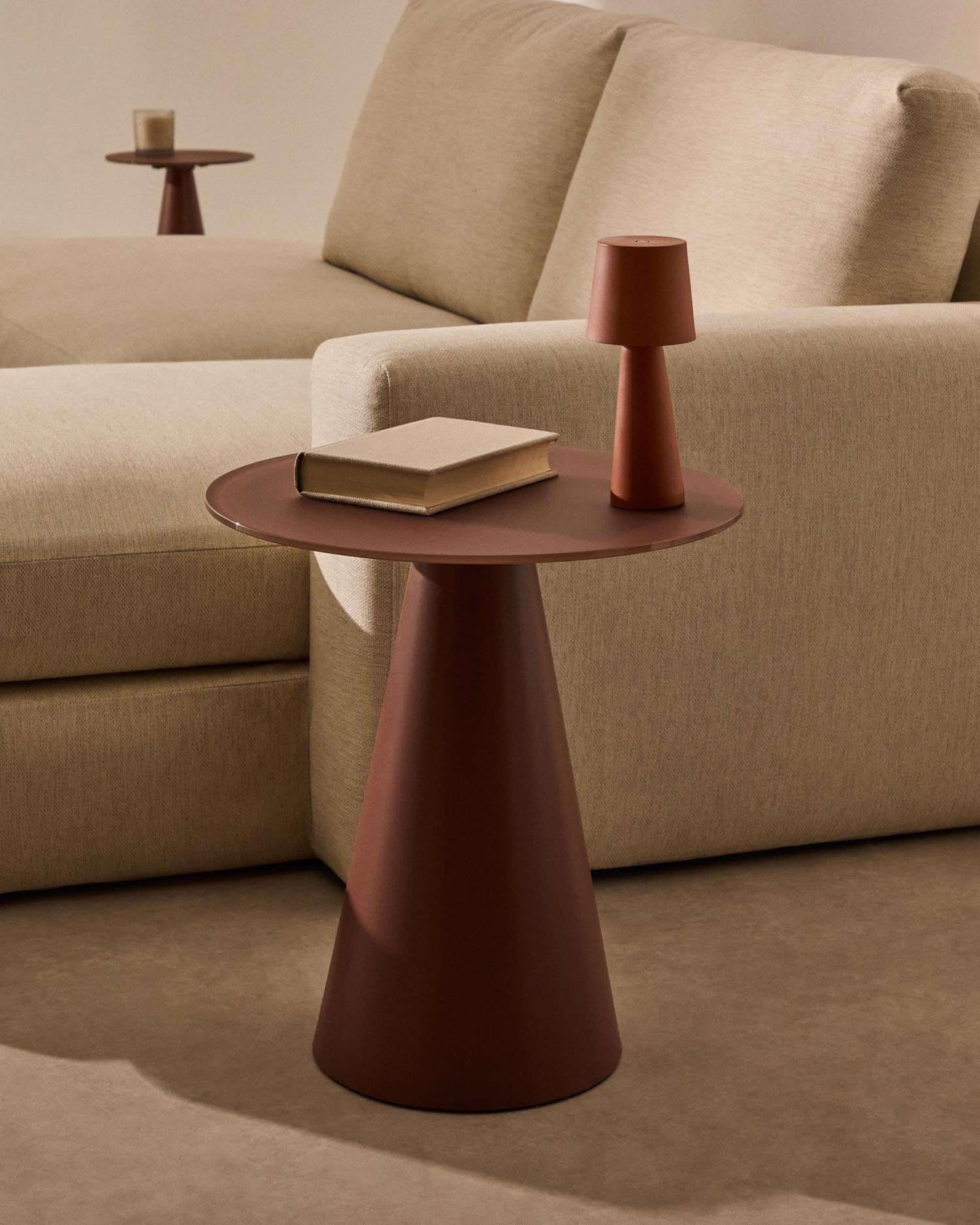 Wilshire Beistelltisch  aus gehärteten Milchglas und Stahl matt terracottafarben lackiert Ø50 cm in Terrakotta präsentiert im Onlineshop von KAQTU Design AG. Beistelltisch ist von Kave Home