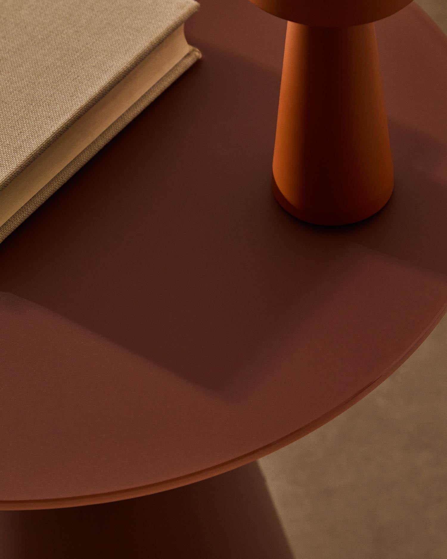 Wilshire Beistelltisch  aus gehärteten Milchglas und Stahl matt terracottafarben lackiert Ø50 cm in Terrakotta präsentiert im Onlineshop von KAQTU Design AG. Beistelltisch ist von Kave Home