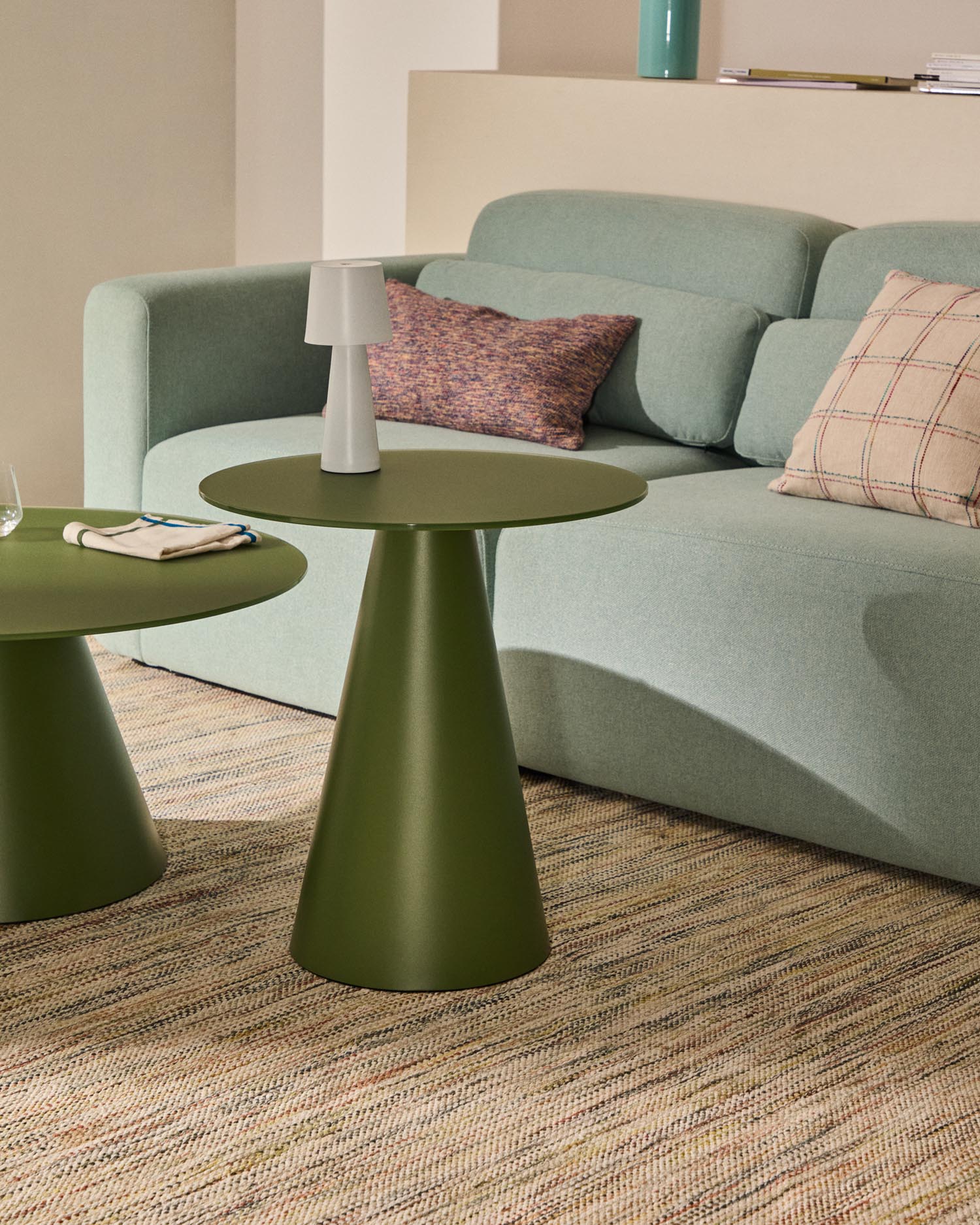 Wilshire Beistelltisch aus gehärtetem Milchglas und Stahl matt grün lackiert Ø50 cm in Grün präsentiert im Onlineshop von KAQTU Design AG. Beistelltisch ist von Kave Home