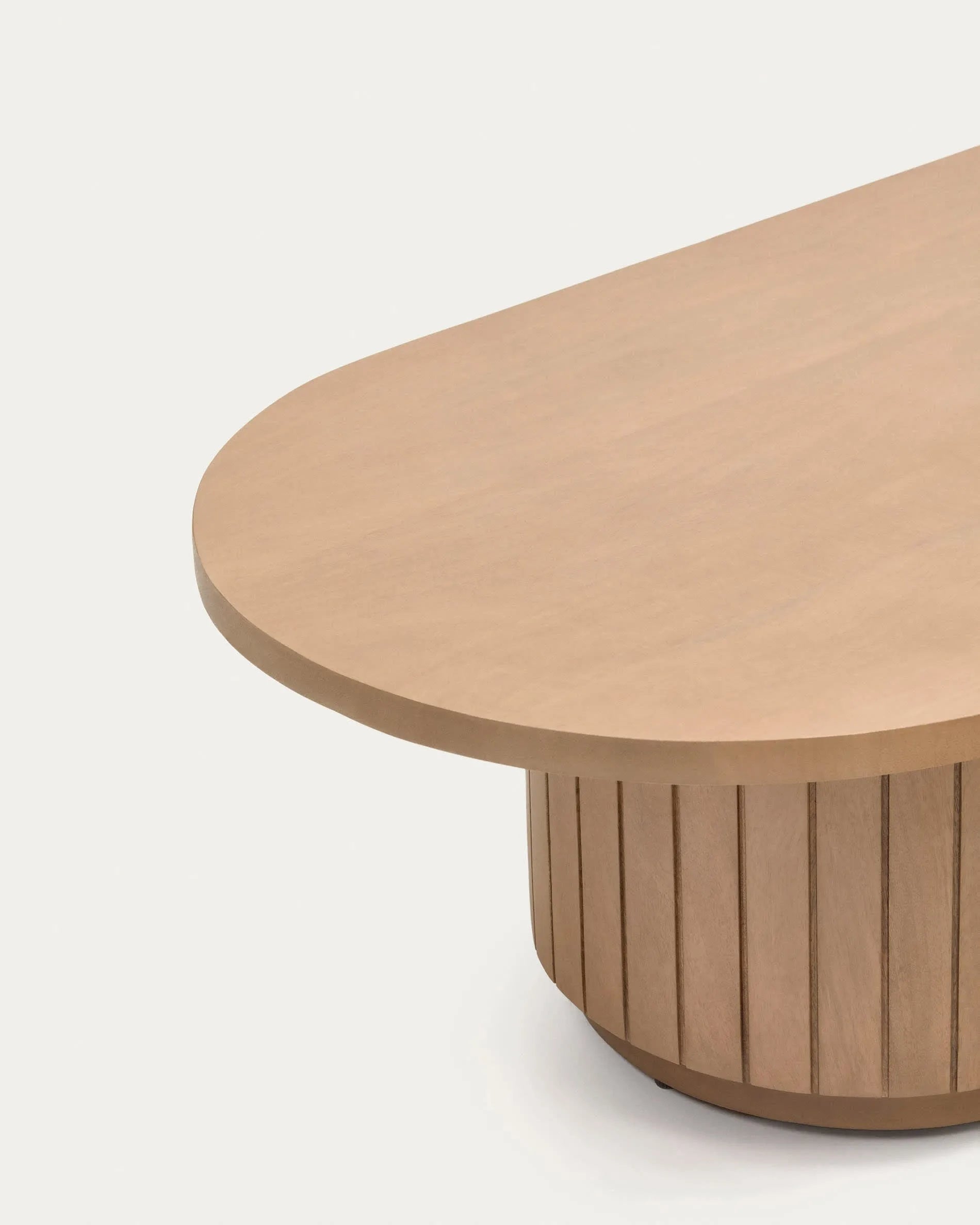 Eleganter Couchtisch aus Mangoholz, 120x60 cm, mit einzigartiger Maserung und abgerundeter Form für stilvolle Wohnräume.