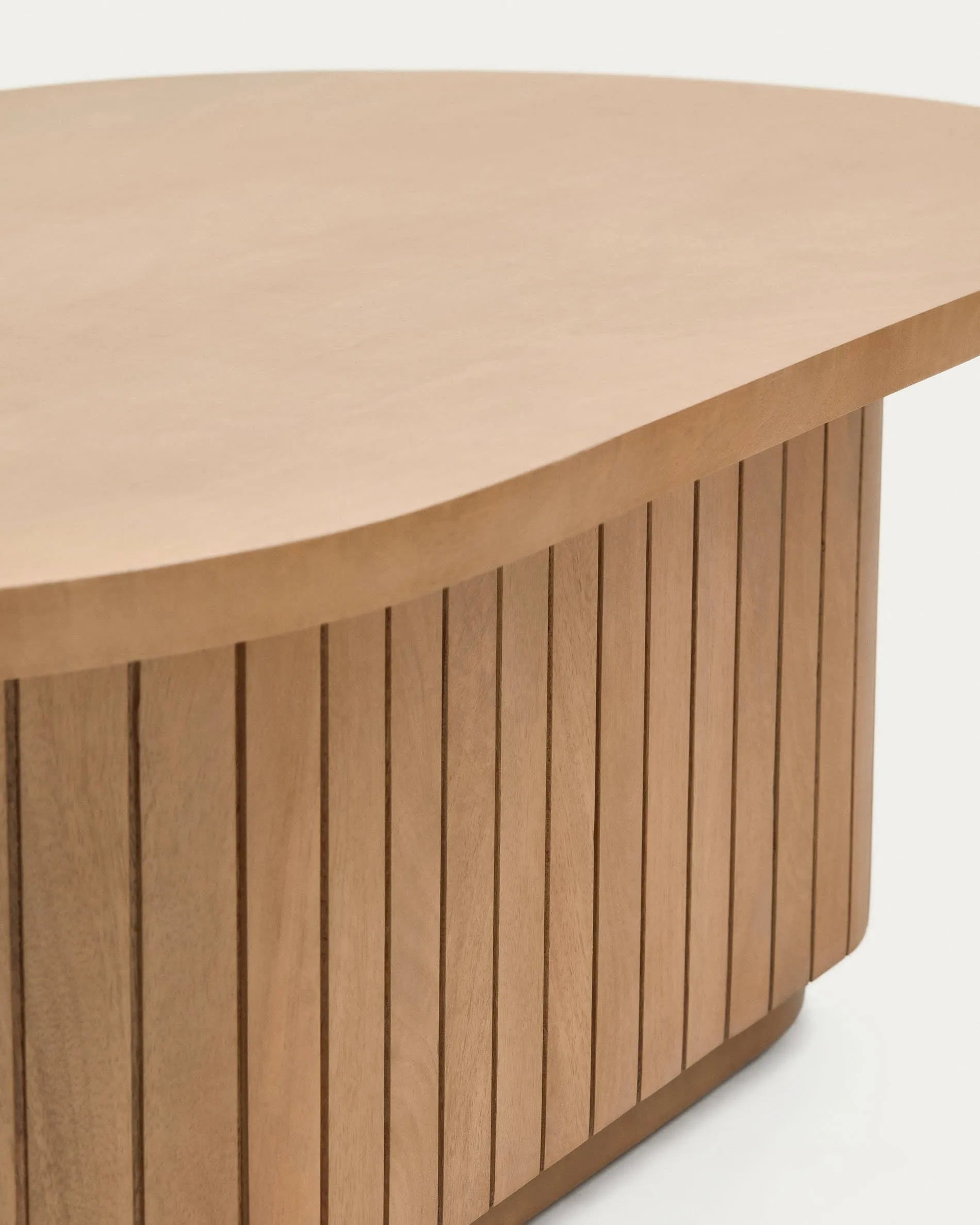 Eleganter Couchtisch aus Mangoholz, 120x60 cm, mit einzigartiger Maserung und abgerundeter Form für stilvolle Wohnräume.