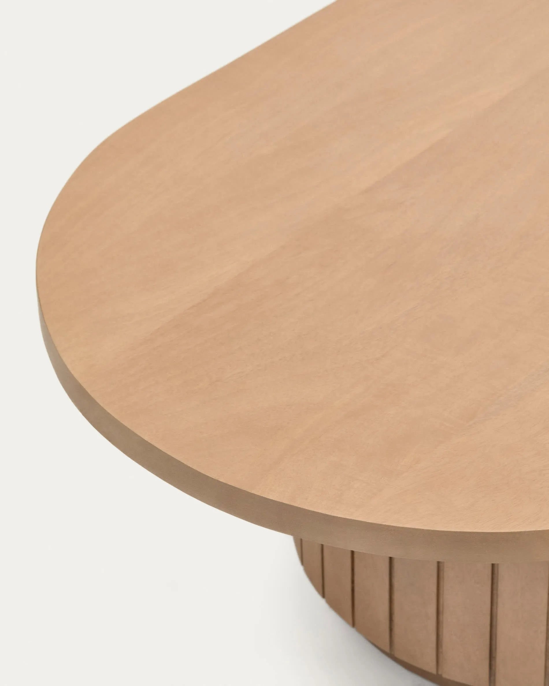Eleganter Couchtisch aus Mangoholz, 120x60 cm, mit einzigartiger Maserung und abgerundeter Form für stilvolle Wohnräume.
