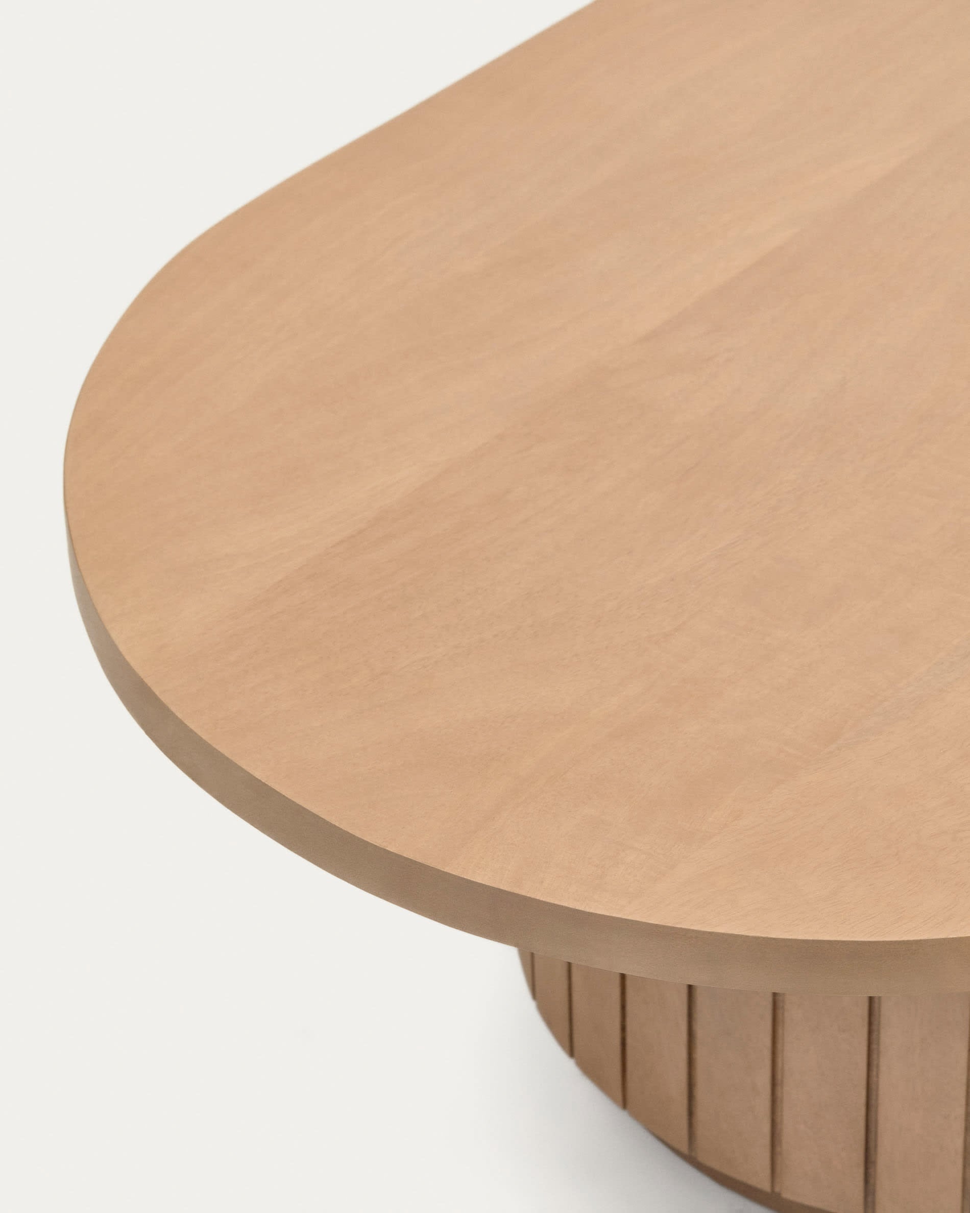 Eleganter Couchtisch aus massivem Mangoholz, 120x60 cm, von Kave Home. Ideal für moderne und natürliche Wohnräume.