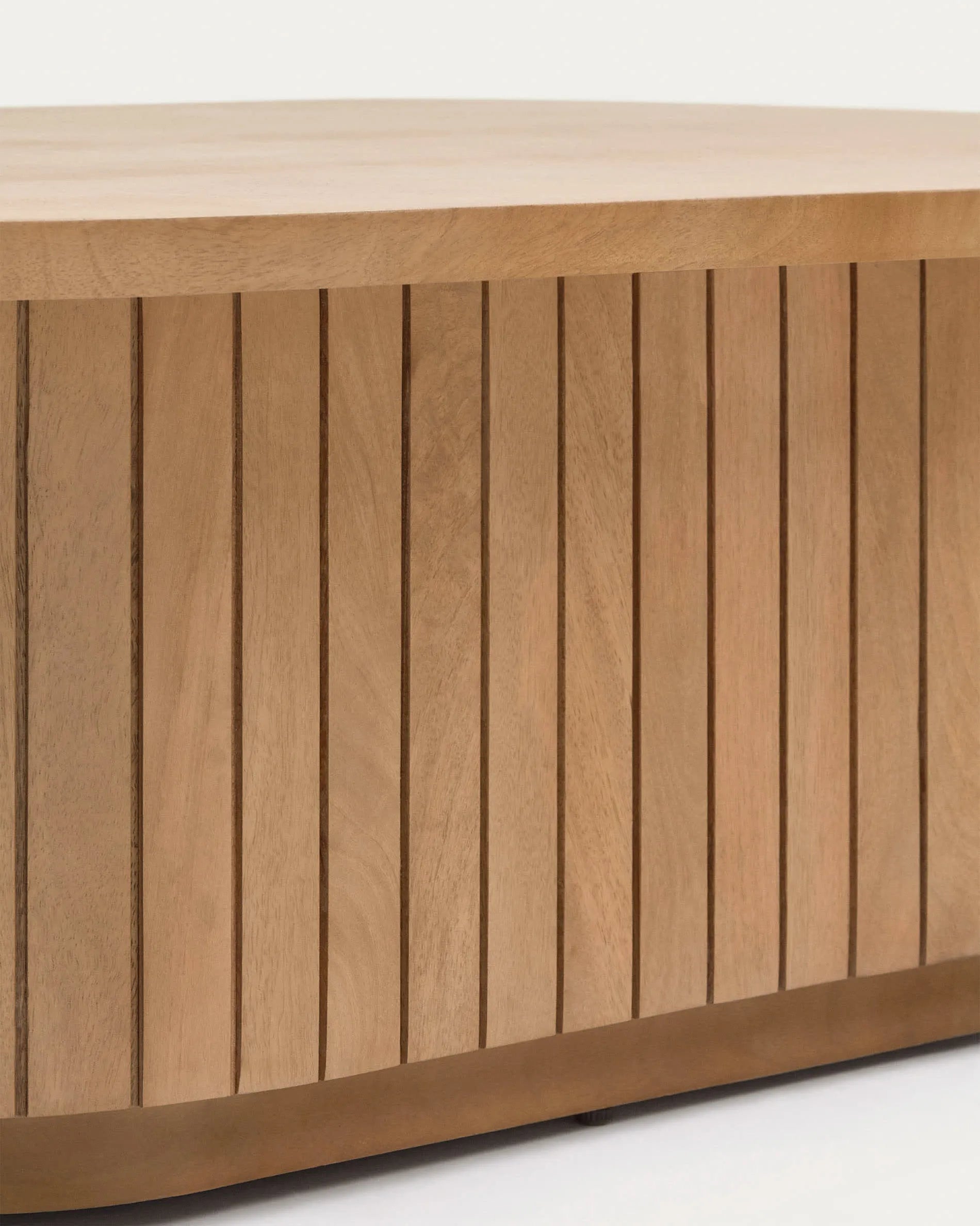 Eleganter Couchtisch aus Mangoholz, 120x60 cm, mit einzigartiger Maserung und abgerundeter Form für stilvolle Wohnräume.