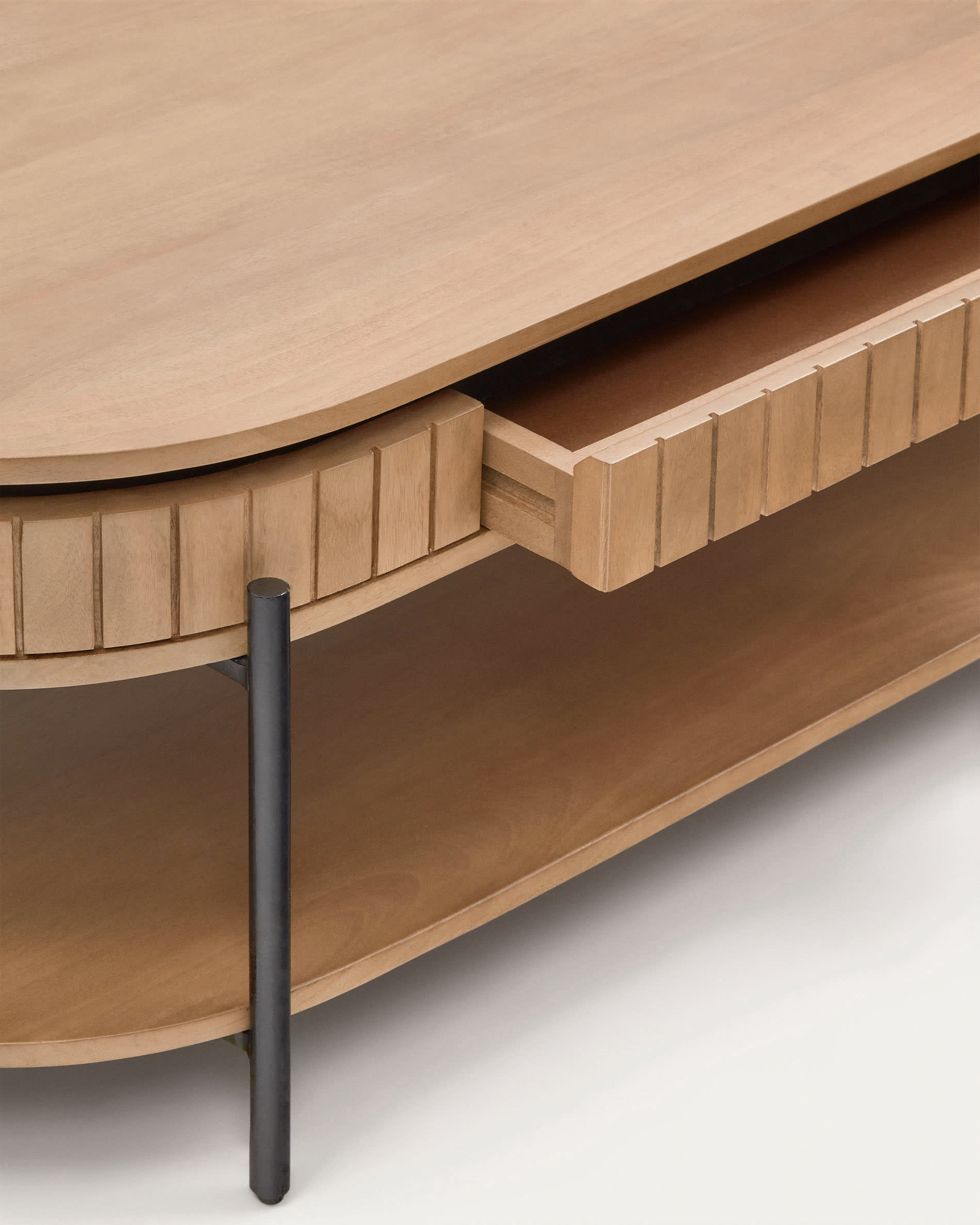 Moderner Couchtisch aus Mangoholz mit schwarzem Metallgestell, 1 Schublade, 130x65 cm, von Kave Home, stilvoll und funktional.
