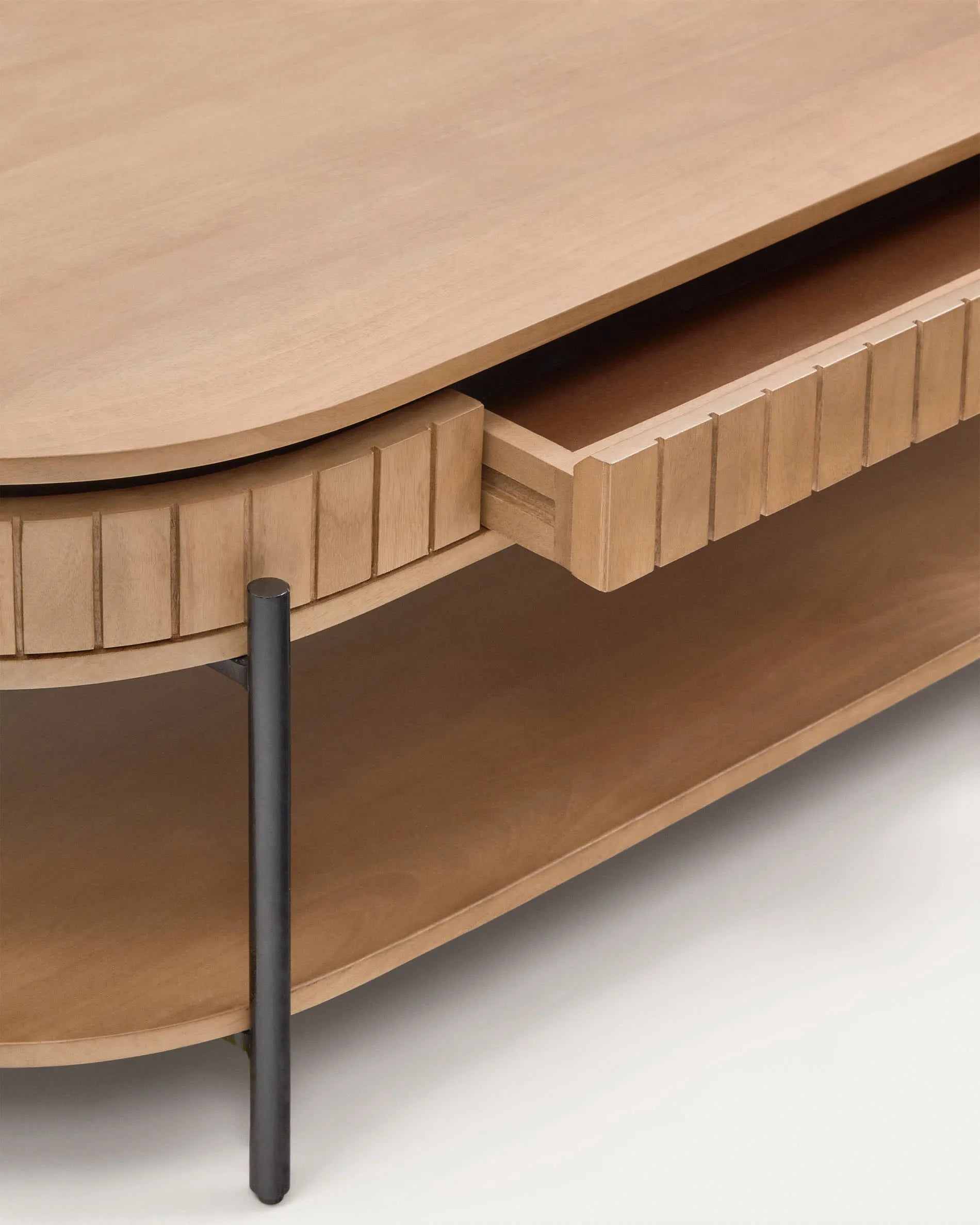 Eleganter Couchtisch aus Mangoholz mit schwarzem Metallrahmen, 130x65 cm, inkl. Schublade für stilvollen Stauraum.