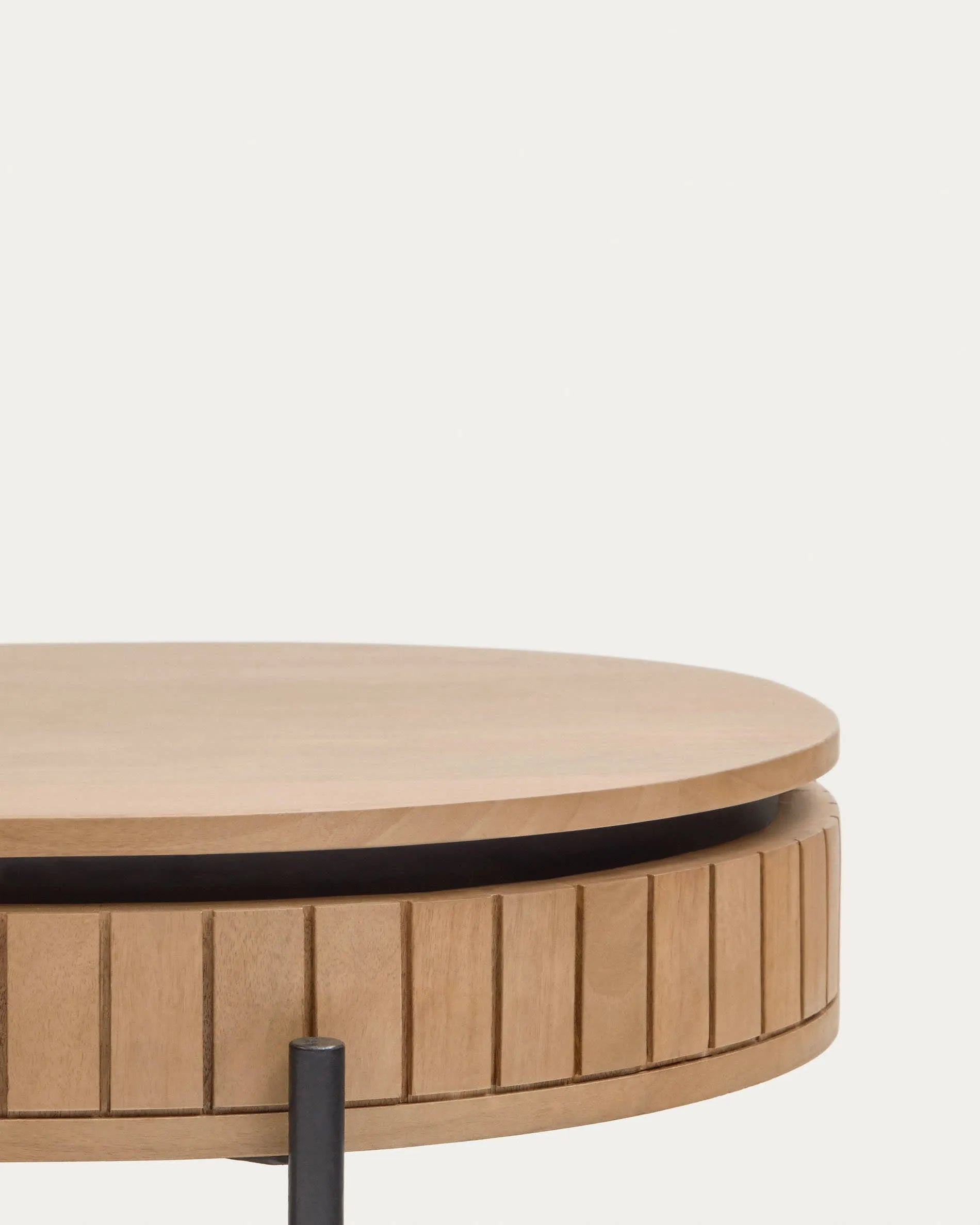 Eleganter Couchtisch aus Mangoholz mit schwarzem Metallrahmen, 130x65 cm, inkl. Schublade für stilvollen Stauraum.